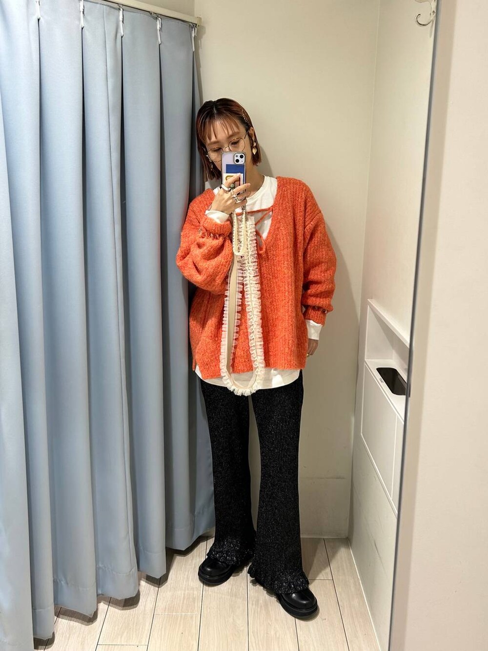 「女子ウケ、個性派、差し色コーデ、ママコーデ、メガネ、LOWRYS FARM、着痩せ・細見え、ショートブーツ、秋コーデ、ローリーズスタイル_LOWRYS FARM、公認インフルエンサー_LOWRYS FARM、カジュアル、ニット、ロンT、ショルダーバッグ」｜「LOWRYS FARMのレイヤードＴシャツロングスリーブ　125487（Tシャツ/カットソー、ホワイト系）」を使った、milkさん（レディース・160cm）の秋コーディネートの9枚目の写真
