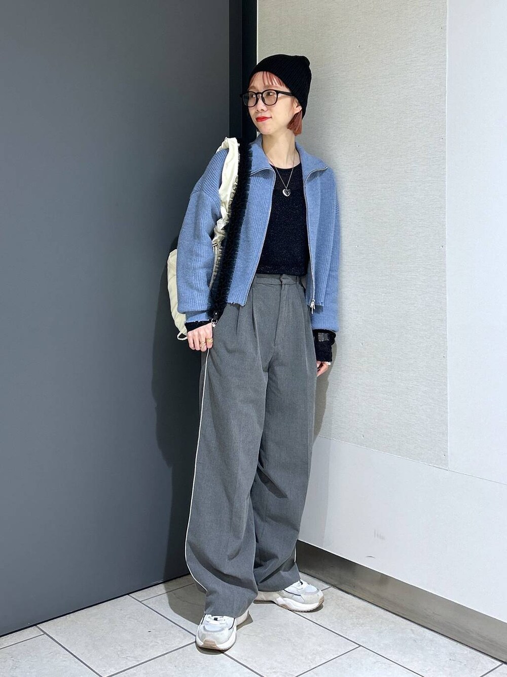 「着痩せ・細見え、女子ウケ、カジュアル、個性派、差し色コーデ、ママコーデ、冬コーデ、ローリーズスタイル_LOWRYS FARM、公認インフルエンサー_LOWRYS FARM、大人女子カジュアル_LOWRYS FARM、メガネ、ワイドパンツ、ニット、ショルダーバッグ、ニット帽」｜「LOWRYS FARMのＧＬＡＳＳＥＳ２　182184（メガネ、その他）」を使った、milkさん（レディース・160cm）の冬コーディネートの8枚目の写真
