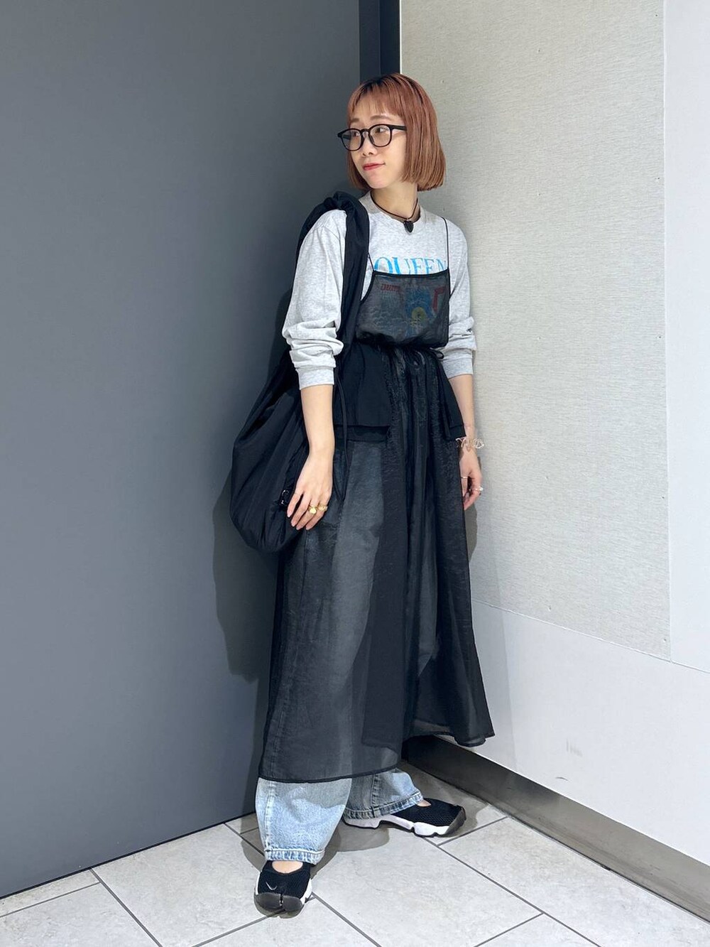 「女子ウケ、個性派、LOWRYS FARM、公認インフルエンサー_LOWRYS FARM、大人女子カジュアル_LOWRYS FARM、ローリーズスタイル_LOWRYS FARM、ママコーデ、カジュアル、メガネ、着痩せ・細見え、キャミワンピース、ロンT、デニムパンツ、ショルダーバッグ、夏コーデ」|「LOWRYS FARMのGLASSES2 182184(メガネ、その他)」を使った、milkさん(レディース・160cm)の夏コーディネートの2枚目の写真