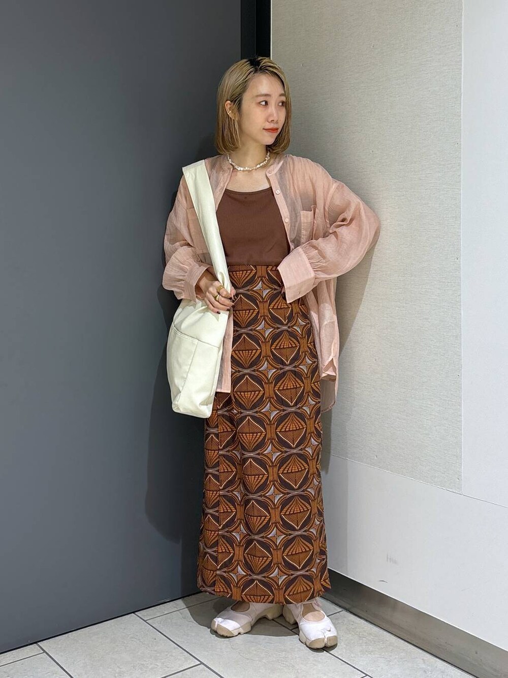 ホワイト系のトートバッグ、ブラウン系のTシャツ/カットソー、ピンク系のシャツ/ブラウスを着用したレディースの夏コーディネートの6枚目の写真