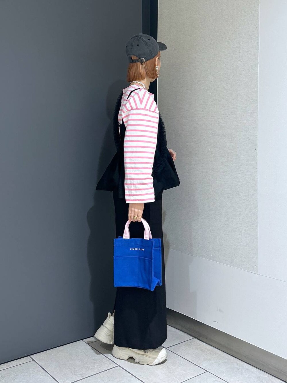 「キャミワンピース、キャミソール、ワンピース、キャップ、スニーカー、女子ウケ、個性派、差し色コーデ、ママコーデ、春コーデ、ローリーズスタイル_LOWRYS FARM、公認インフルエンサー_LOWRYS FARM、大人女子カジュアル_LOWRYS FARM、カジュアル、メガネ」｜「LOWRYS FARMのウォッシュドＣＡＰＮＥＷＥＲＡ　102577（キャップ、ブラック系）」を使った、milkさん（レディース・160cm）の春コーディネートの5枚目の写真
