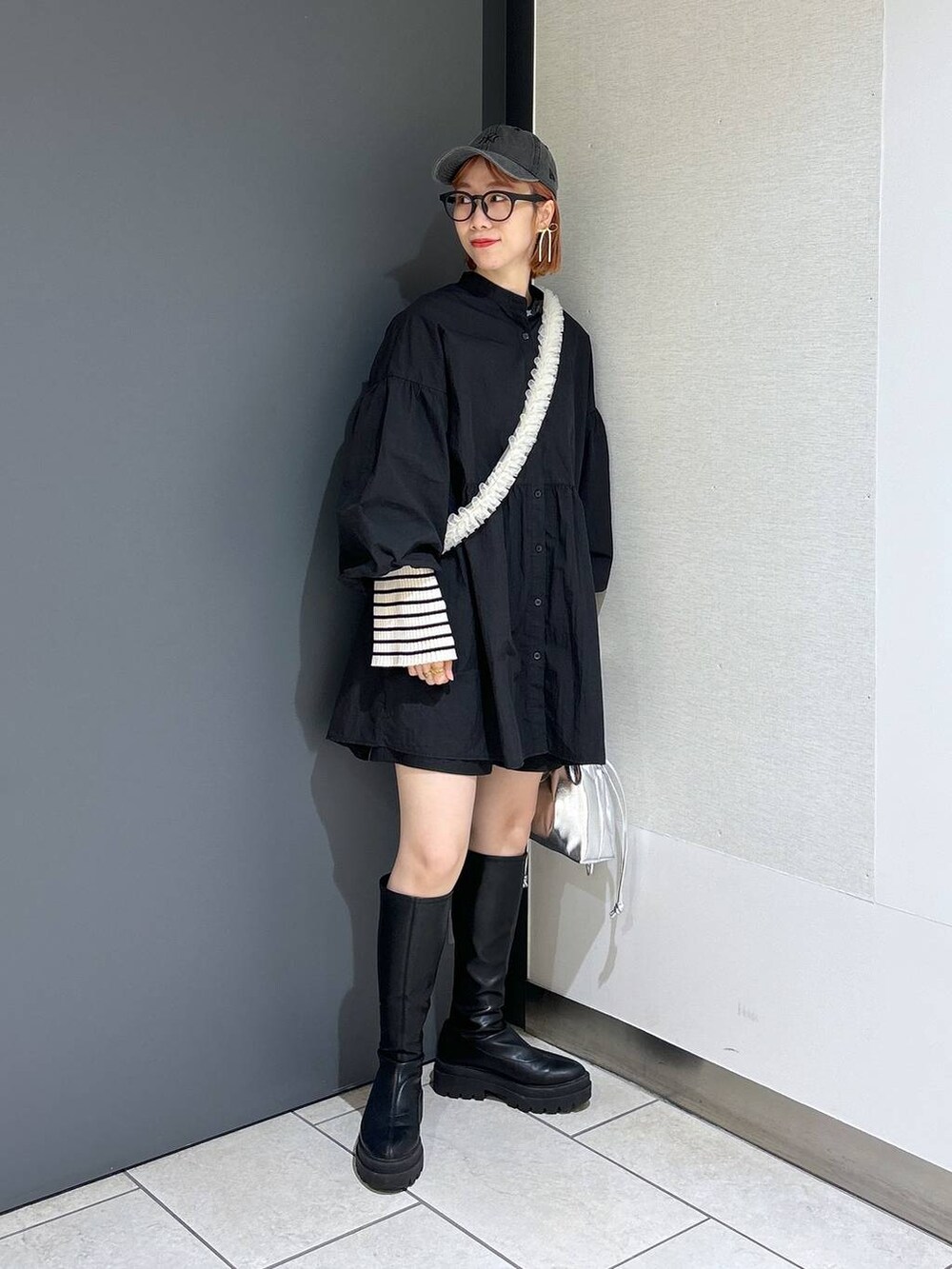「カジュアル、メガネ、LOWRYS FARM、ローリーズスタイル_LOWRYS FARM、公認インフルエンサー_LOWRYS FARM、大人女子カジュアル_LOWRYS FARM、ワンピース、ショートパンツ、キャップ、Me%、モバイルグッズ_Me%、着痩せ・細見え、女子ウケ、個性派、差し色コーデ」|「LOWRYS FARMのウォッシュドCAPNEWERA 102577(キャップ、ブラック系)」を使った、milkさん(レディース・160cm)の冬コーディネートの4枚目の写真