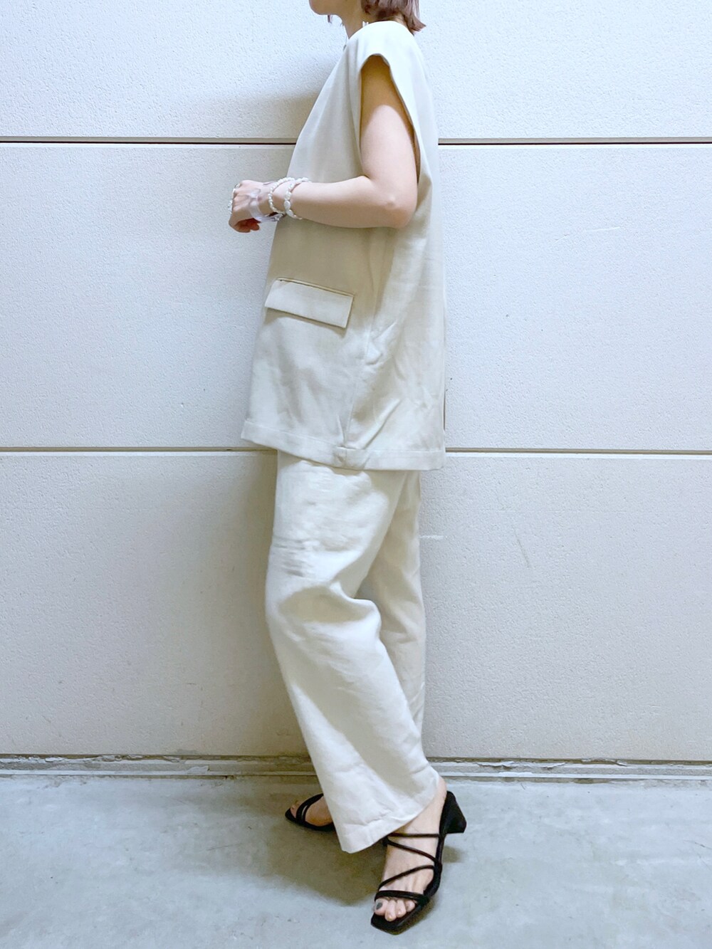 ブラック系のサンダル、グリーン系のタンクトップ、グリーン系のジャケット/アウターを着用したレディースの夏コーディネートの3枚目の写真