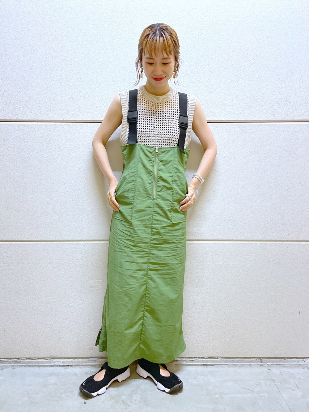 ホワイト系のTシャツ/カットソー、グリーン系のジャンパースカートを着用したレディースの夏コーディネートの5枚目の写真