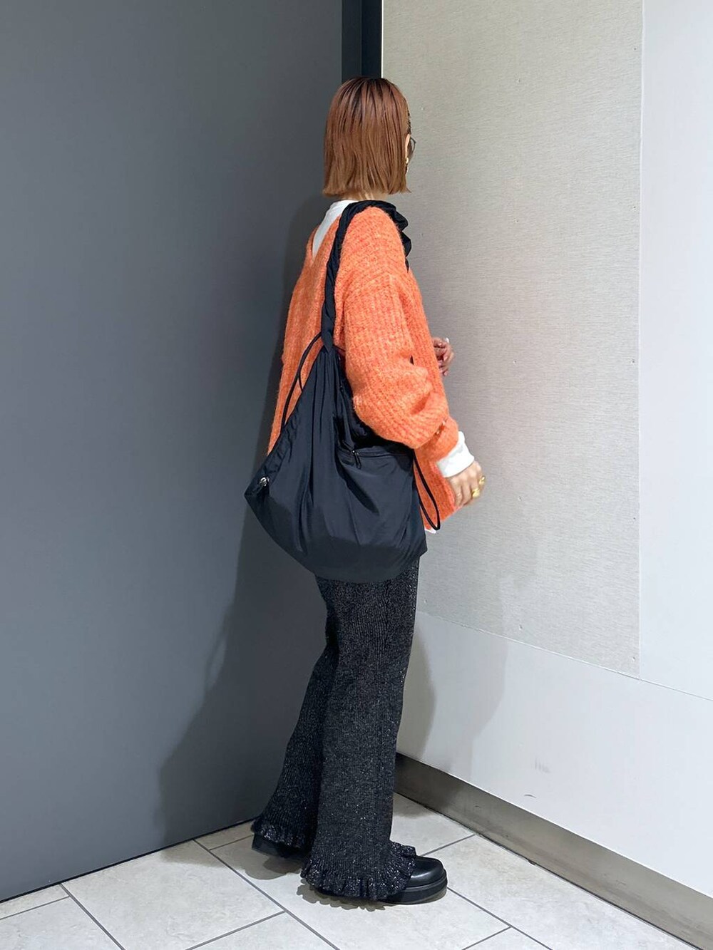 「女子ウケ、個性派、差し色コーデ、ママコーデ、メガネ、LOWRYS FARM、着痩せ・細見え、ショートブーツ、秋コーデ、ローリーズスタイル_LOWRYS FARM、公認インフルエンサー_LOWRYS FARM、カジュアル、ニット、ロンT、ショルダーバッグ」｜「LOWRYS FARMのレイヤードＴシャツロングスリーブ　125487（Tシャツ/カットソー、ホワイト系）」を使った、milkさん（レディース・160cm）の秋コーディネートの5枚目の写真