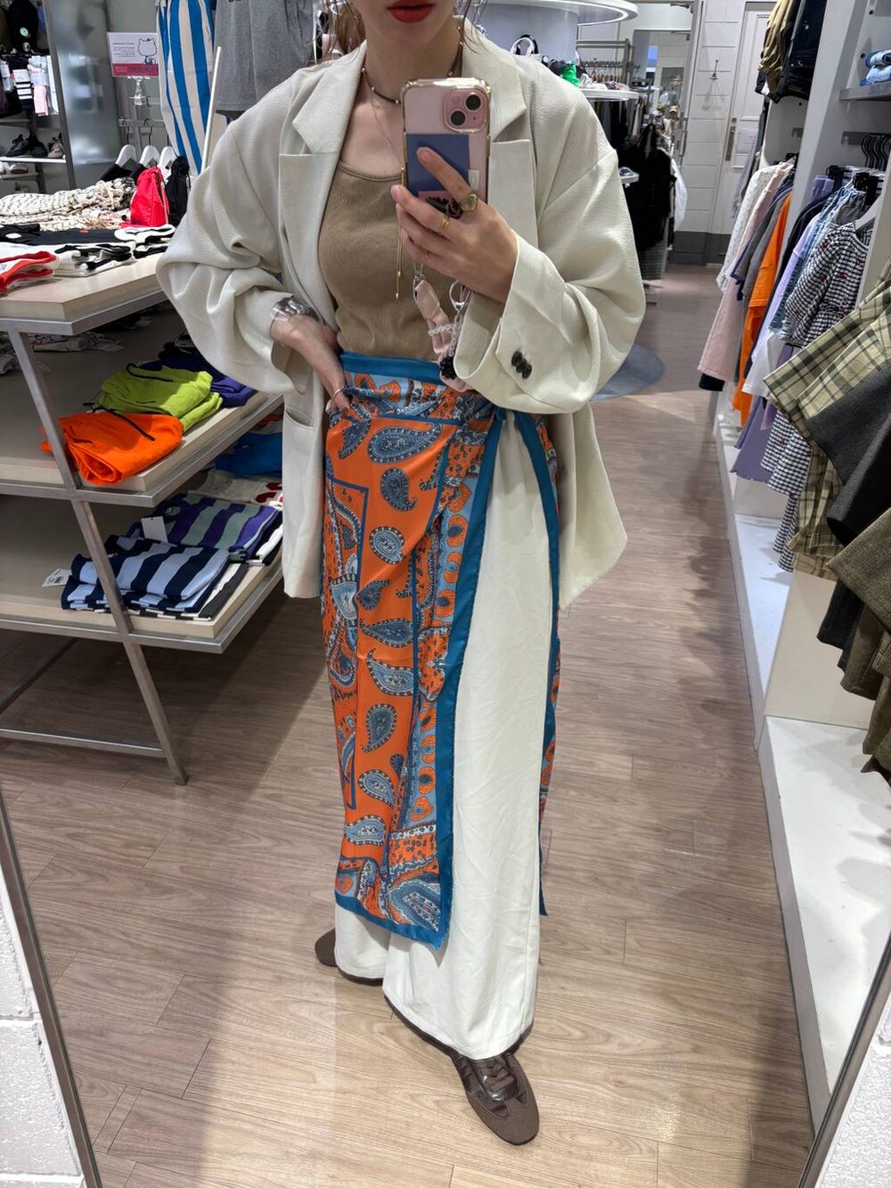 「女子ウケ、個性派、差し色コーデ、ママコーデ、春コーデ、ローリーズスタイル_LOWRYS FARM、公認インフルエンサー_LOWRYS FARM、大人女子カジュアル_LOWRYS FARM、カジュアル、メガネ、LOWRYS FARM、着痩せ・細見え、スカーフ、ワイドパンツ、ジャケット」｜「LOWRYS FARMのホップサックダブルジャケット 243336（テーラードジャケット、ホワイト系）」を使った、milkさん（レディース・160cm）の春コーディネートの3枚目の写真