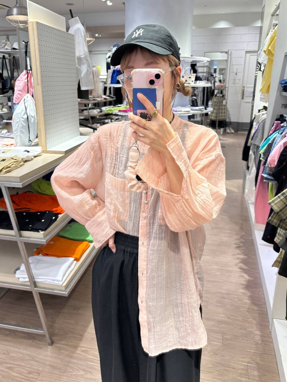 ブラック系のTシャツ/カットソー、ピンク系のシャツ/ブラウス、ホワイト系のバックパック/リュックを着用したレディースの春コーディネートの2枚目の写真