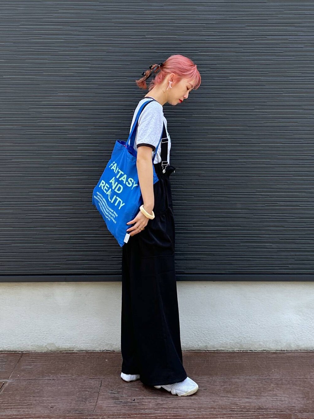グレー系のTシャツ/カットソー、ブラック系のワンピース、ブラック系のバレッタ/ヘアクリップを着用したレディースの夏コーディネートの3枚目の写真
