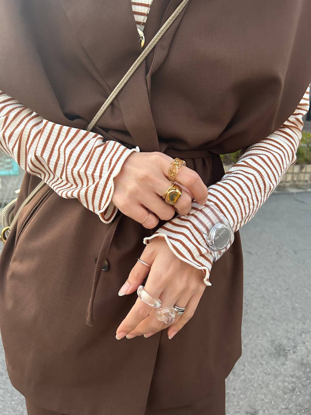 ブラウン系のTシャツ/カットソー、その他のメガネ、ベージュ系のキャップを着用したレディースの秋コーディネートの4枚目の写真