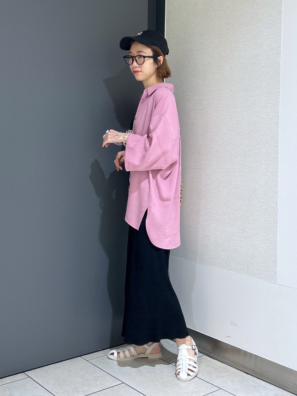 「LOWRYSFARM、ローリーズファーム(LOWRYS FARM)、lowrysfarm、ママコーデ、ワンピース、ワンピーススタイル、シャツスタイル、シャツ、シャツコーデ、サンダル、夏コーデ」｜「LOWRYS FARMのランダムテレコノースリーブワンピース　 907628（ワンピース、ブラック系）」を使った、milkさん（レディース・160cm）の春コーディネートの2枚目の写真