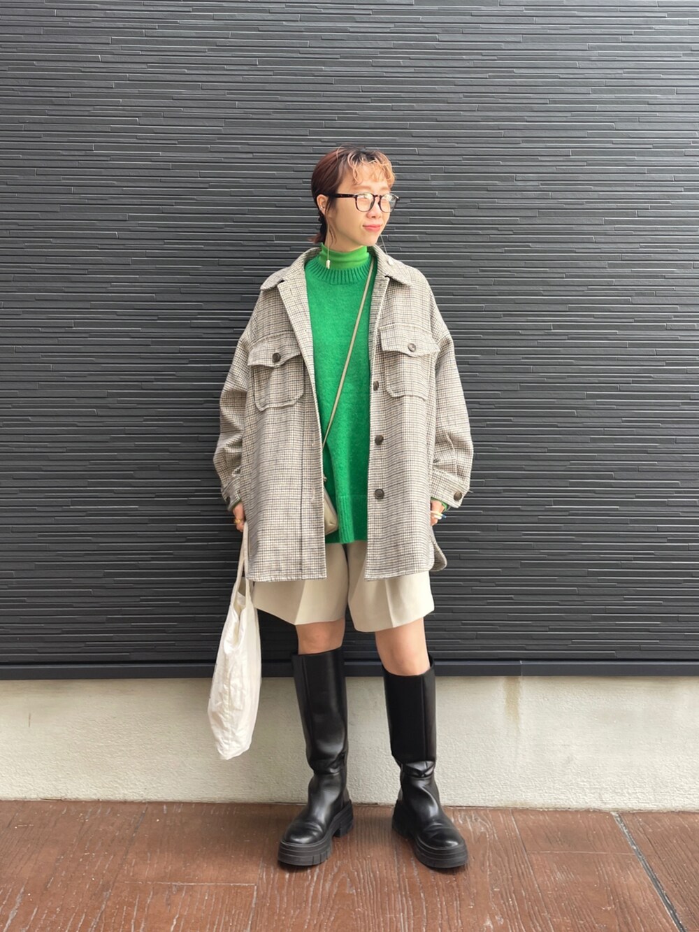 「LOWRYSFARM、lowrysfarmkids、ママコーデ、ママファッション、キッズコーデ、キッズファッション、キルティング、キルティングジャケット、カラータートル、タートルネック、グリーン、ショートパンツ、ロングブーツ、めかね」｜「LOWRYS FARMの厚底ロングブーツ　254939（ブーツ、ブラック系）」を使った、milkさん（レディース・160cm）の秋コーディネートの5枚目の写真