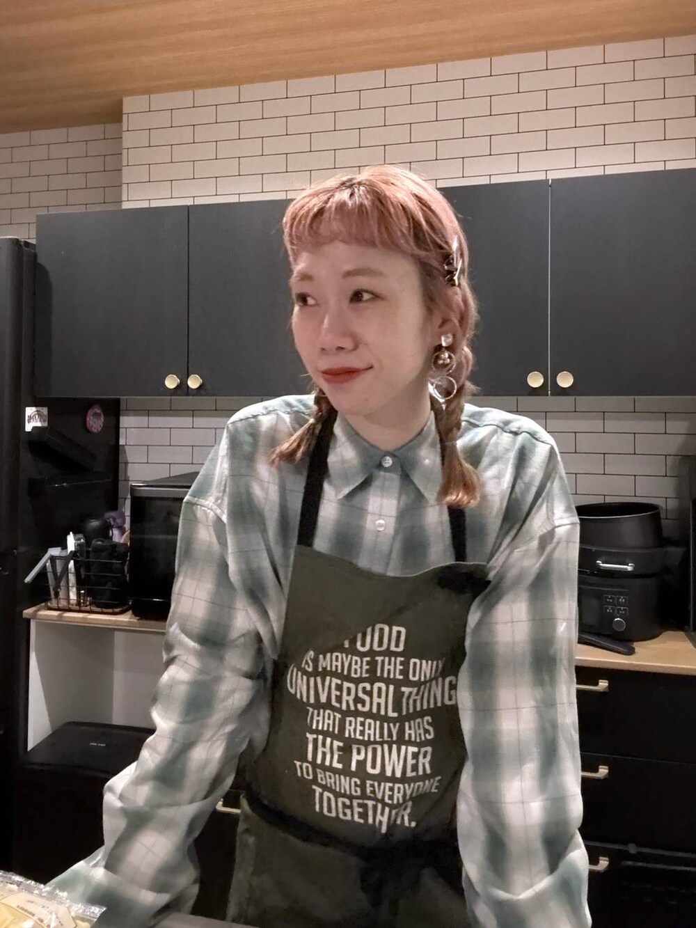 「個性派、ママコーデ、公認インフルエンサー_LOWRYS FARM、大人女子カジュアル_LOWRYS FARM、カジュアル、LOWRYS FARM、BAYFLOW、エプロン」｜「BAYFLOWのBF FOODエプロン（エプロン、グリーン系）」を使った、milkさん（レディース・160cm）の冬コーディネートの2枚目の写真