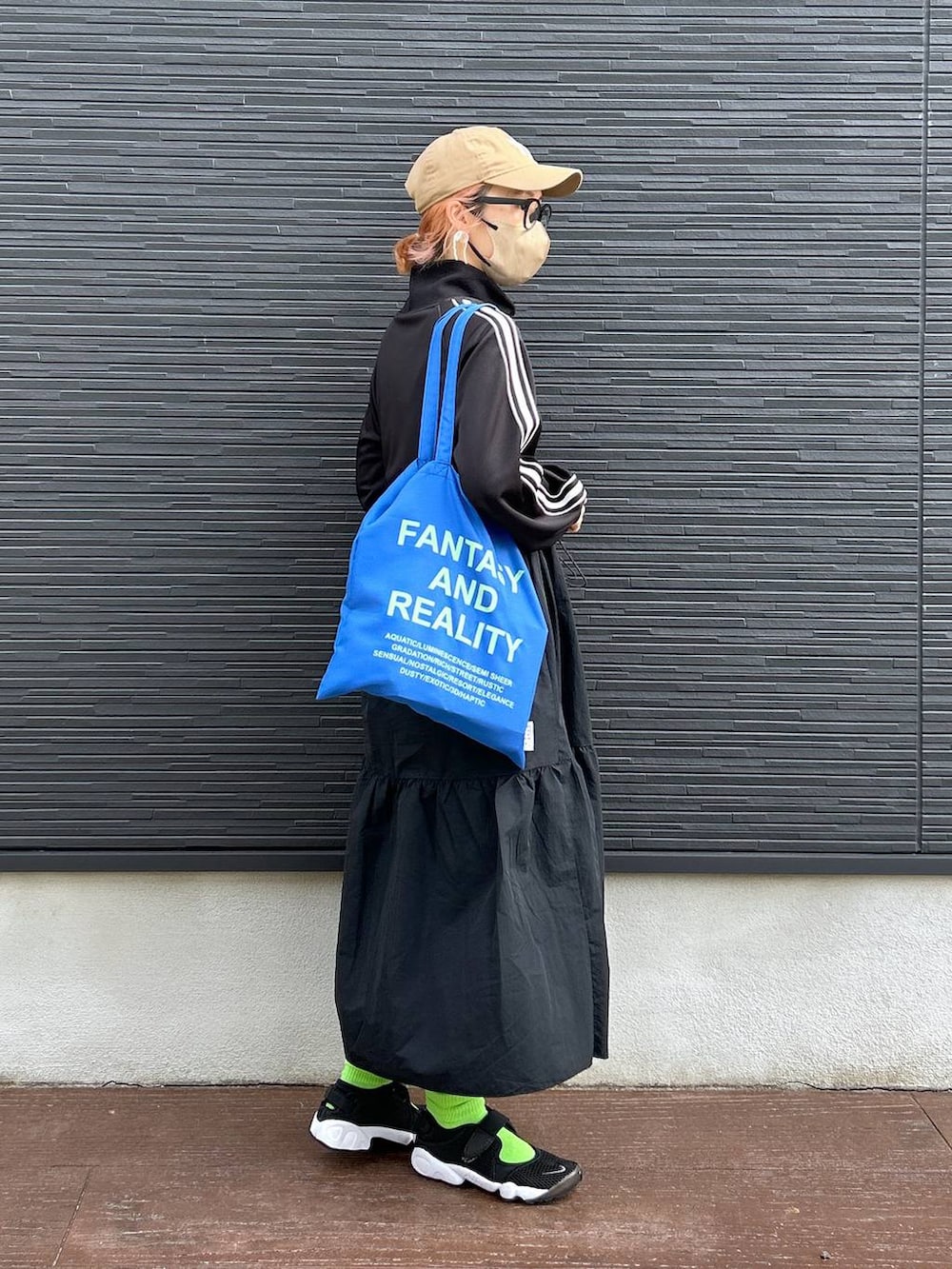 ブラック系のワンピース、ホワイト系のピアス(両耳用)を着用したレディースの春コーディネートの3枚目の写真