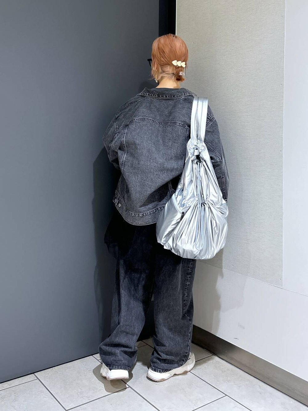 グレー系のTシャツ/カットソー、ブラック系のシャツ/ブラウス、ブラック系のデニムパンツを着用したレディースの春コーディネートの9枚目の写真