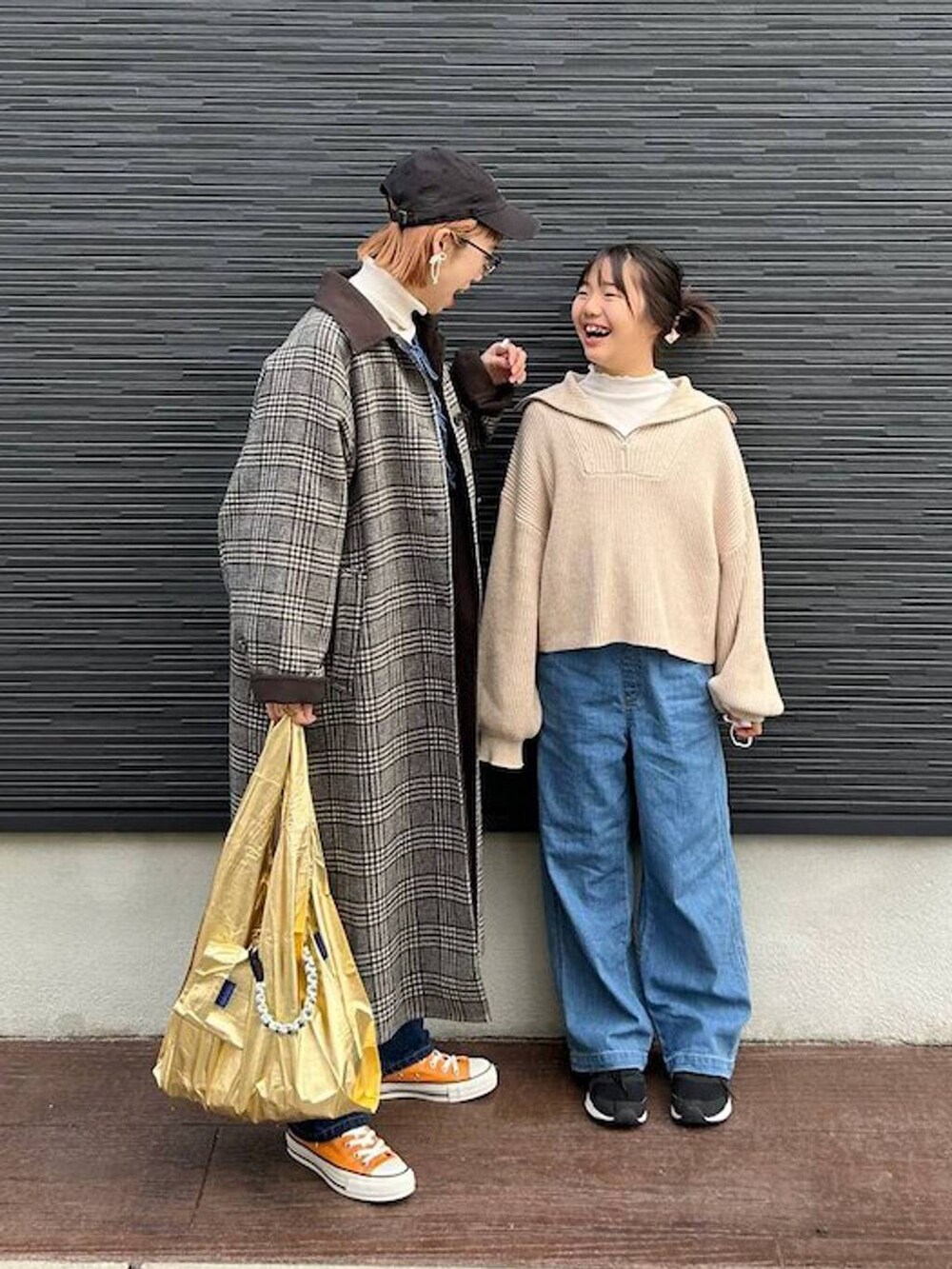 「女子ウケ、LOWRYS FARM、個性派、差し色コーデ、ママコーデ、冬コーデ、ローリーズスタイル_LOWRYS FARM、公認インフルエンサー_LOWRYS FARM、大人女子カジュアル_LOWRYS FARM、カジュアル、メガネ、着痩せ・細見え、GLOBAL WORK、キッズ服、キッズ」|「yuwのmetallic SD2 181913(エコバッグ/サブバッグ、ブラック系)」を使った、milkさん(レディース・160cm)の冬コーディネートの3枚目の写真