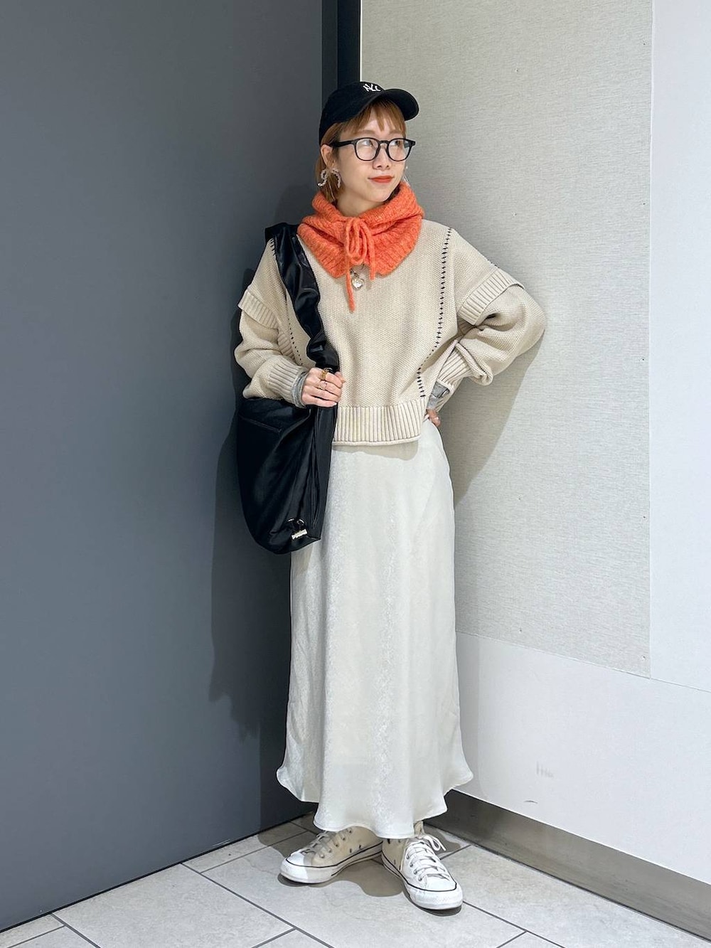 ホワイト系のTシャツ/カットソー、ブラック系のショルダーバッグ、ホワイト系のTシャツ/カットソーを着用したレディースの冬コーディネートの7枚目の写真