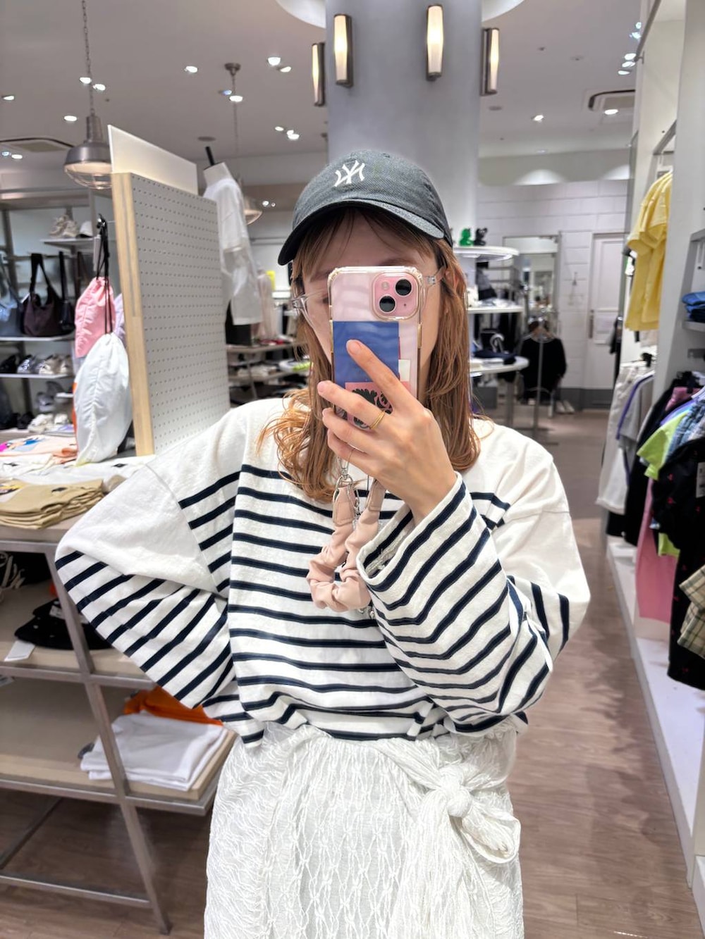 「女子ウケ、個性派、差し色コーデ、ママコーデ、春コーデ、ローリーズスタイル_LOWRYS FARM、公認インフルエンサー_LOWRYS FARM、大人女子カジュアル_LOWRYS FARM、カジュアル、メガネ、LOWRYS FARM、着痩せ・細見え、ボーダー、スニーカー」｜「niko and...の【New Balance(ニューバランス)】ML725（スニーカー、グレー系）」を使った、milkさん（レディース・160cm）の春コーディネートの2枚目の写真