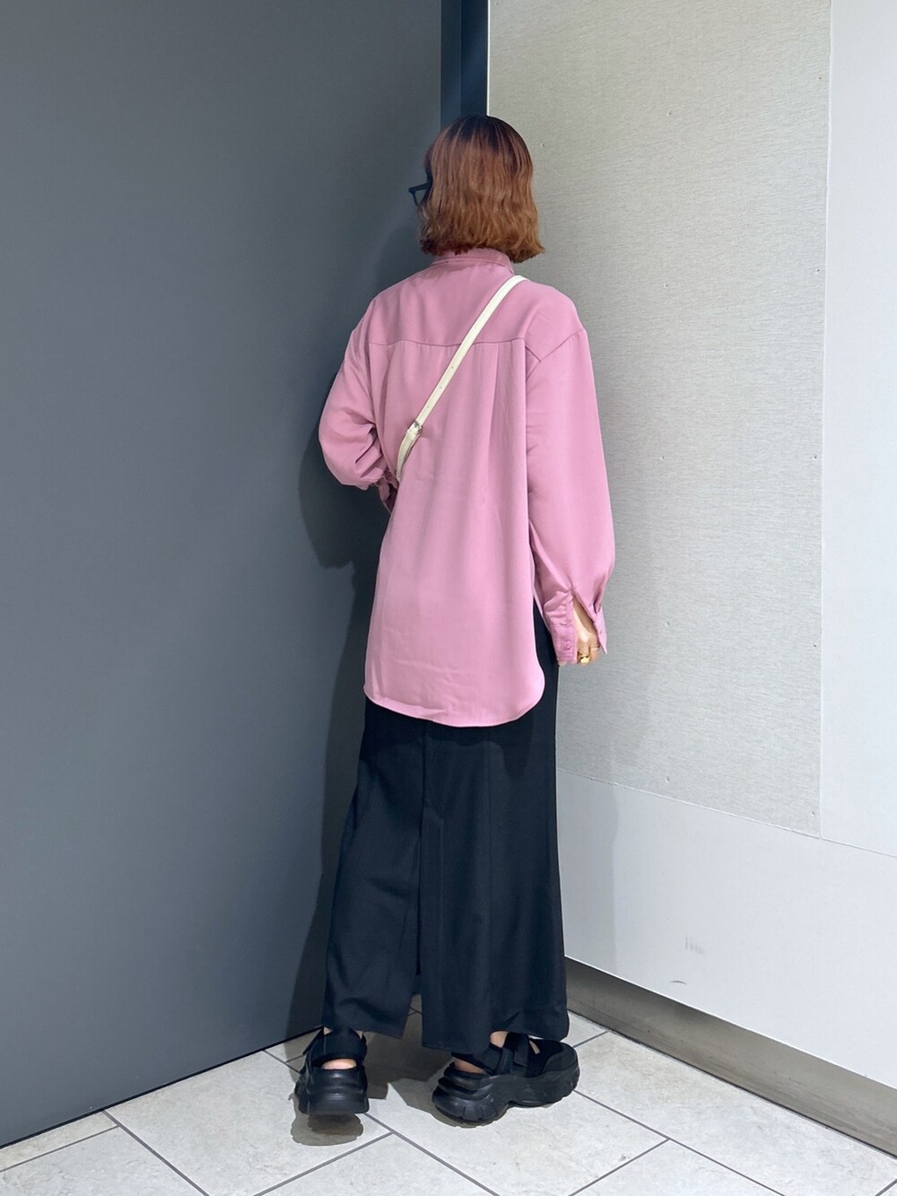 ブラック系のスカート、ピンク系のトップス、ホワイト系のトップスを着用したレディースの春コーディネートの4枚目の写真