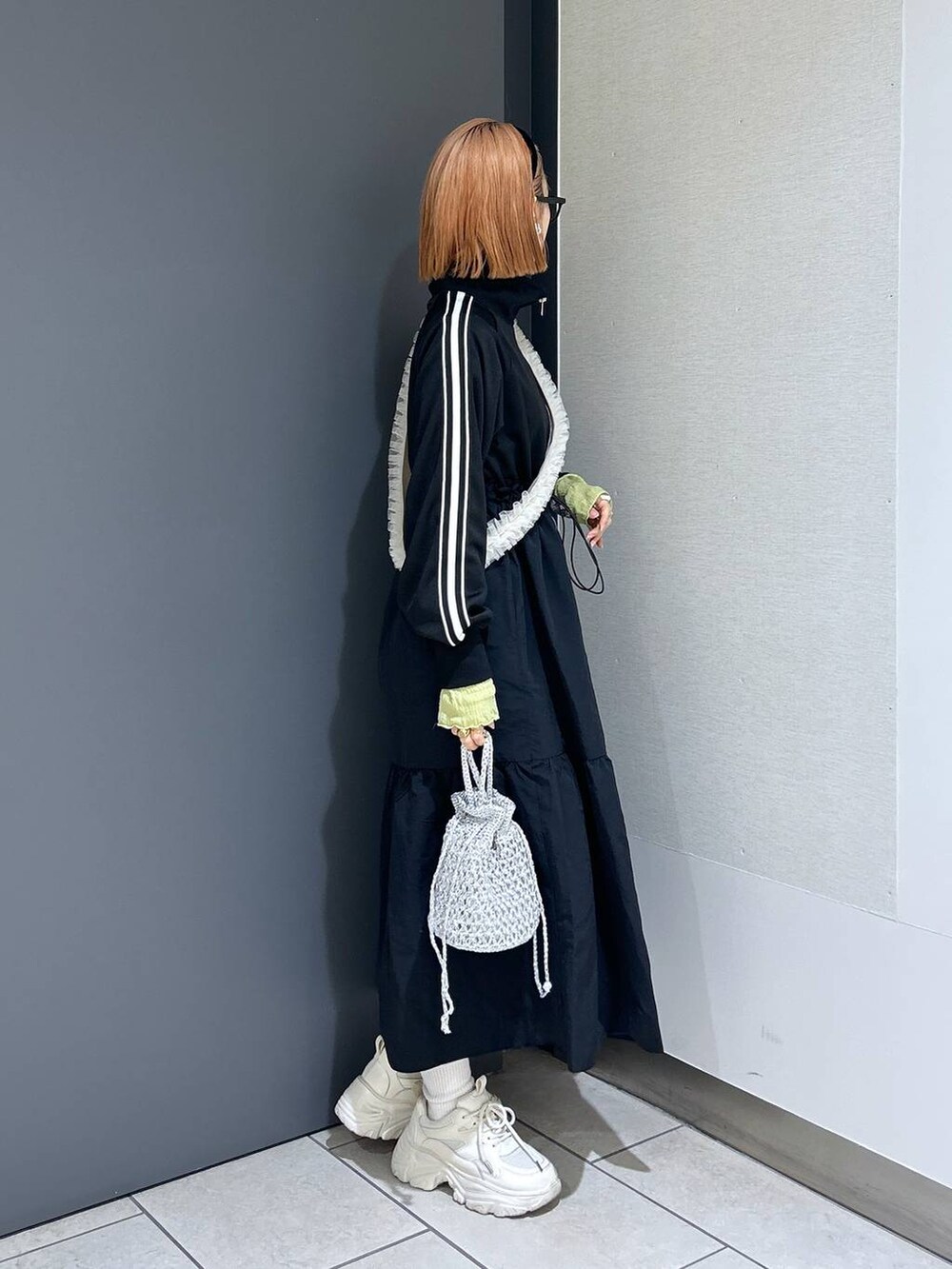 「ワンピース、スニーカー、女子ウケ、個性派、差し色コーデ、ママコーデ、春コーデ、ローリーズスタイル_LOWRYS FARM、公認インフルエンサー_LOWRYS FARM、大人女子カジュアル_LOWRYS FARM、カジュアル、メガネ、LOWRYS FARM、着痩せ・細見え」|「LOWRYS FARMの曇り止め付メガネ 952570(メガネ、その他)」を使った、milkさん(レディース・160cm)の春コーディネートの5枚目の写真