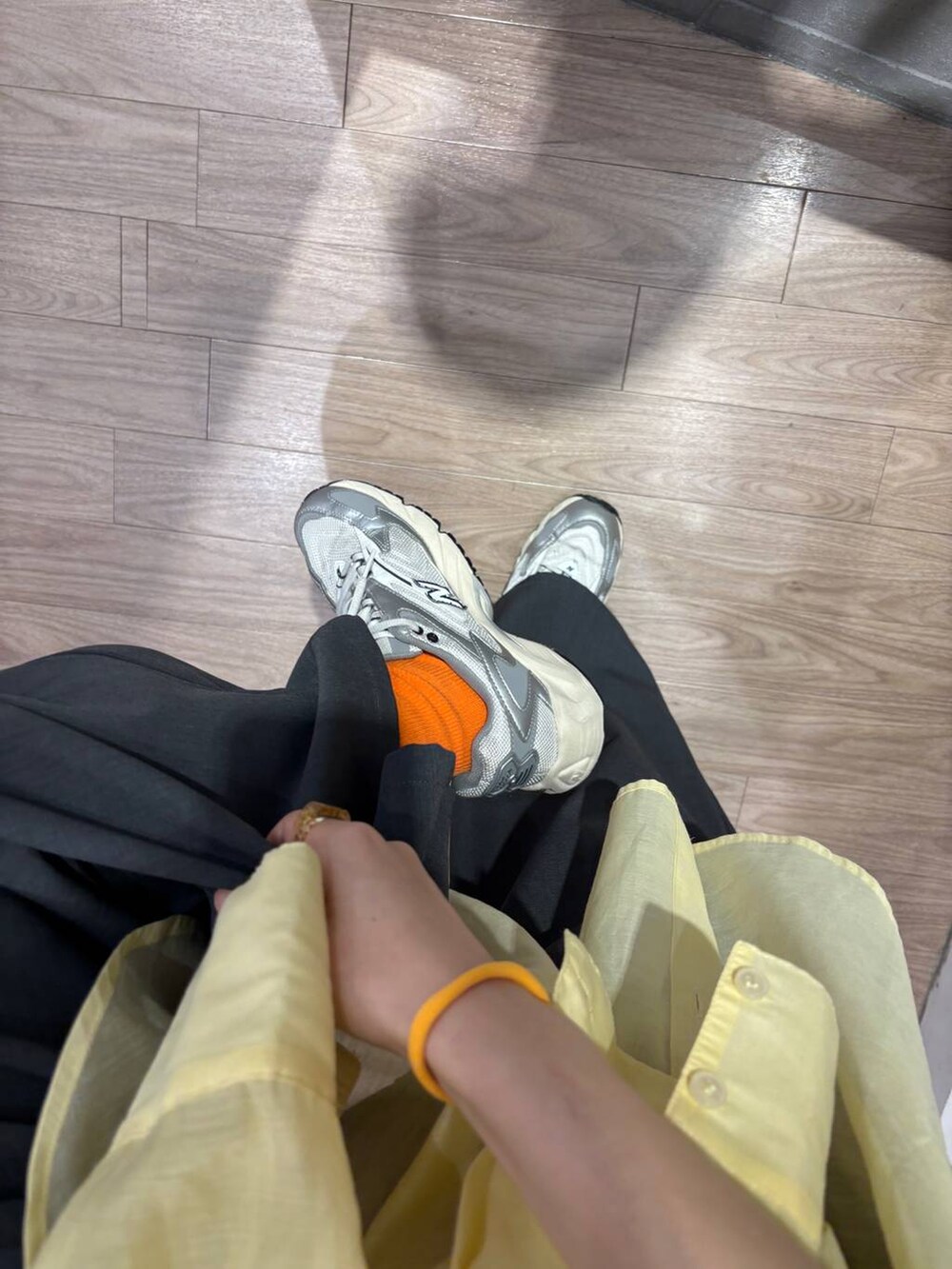 グレー系のスニーカー、イエロー系のシャツ/ブラウス、グレー系のその他パンツを着用したレディースの春コーディネートの3枚目の写真