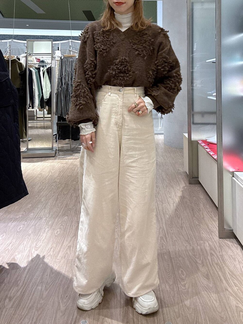 「女子ウケ、個性派、差し色コーデ、ママコーデ、秋コーデ、ローリーズスタイル_LOWRYS FARM、カジュアル、秋冬新作、公認インフルエンサー_LOWRYS FARM、大人女子カジュアル_LOWRYS FARM、メガネ、LOWRYS FARM、着痩せ・細見え、冬コーデ」｜「LOWRYS FARMのリブメロータートル　250173（Tシャツ/カットソー、ホワイト系）」を使った、milkさん（レディース・160cm）の冬コーディネートの2枚目の写真