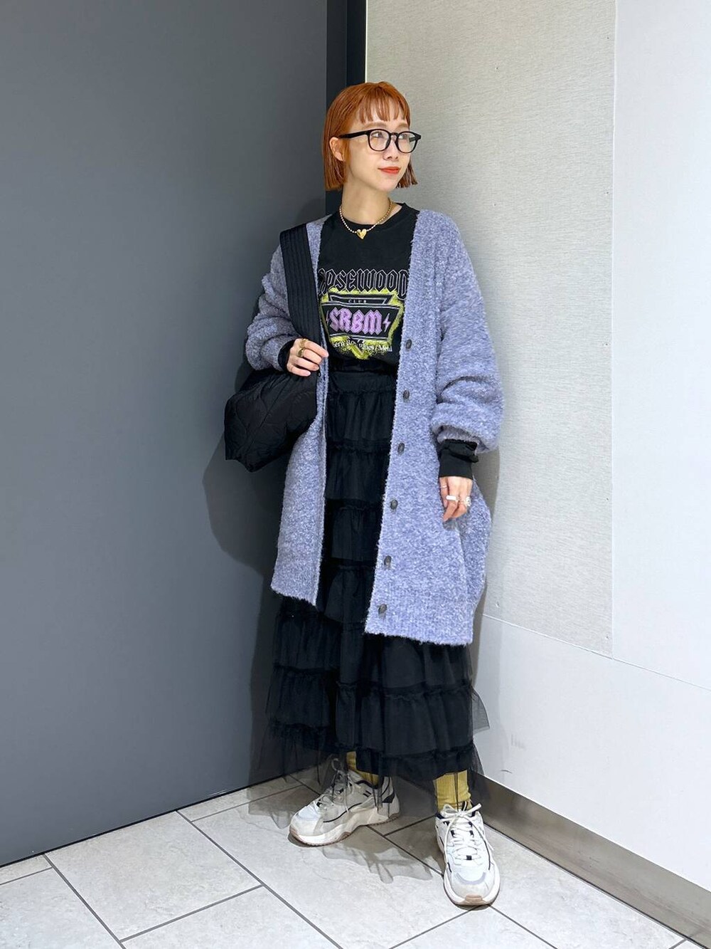 ブラック系のショルダーバッグ、パープル系のチュニック、グレー系のTシャツ/カットソーを着用したレディースの秋コーディネートの2枚目の写真