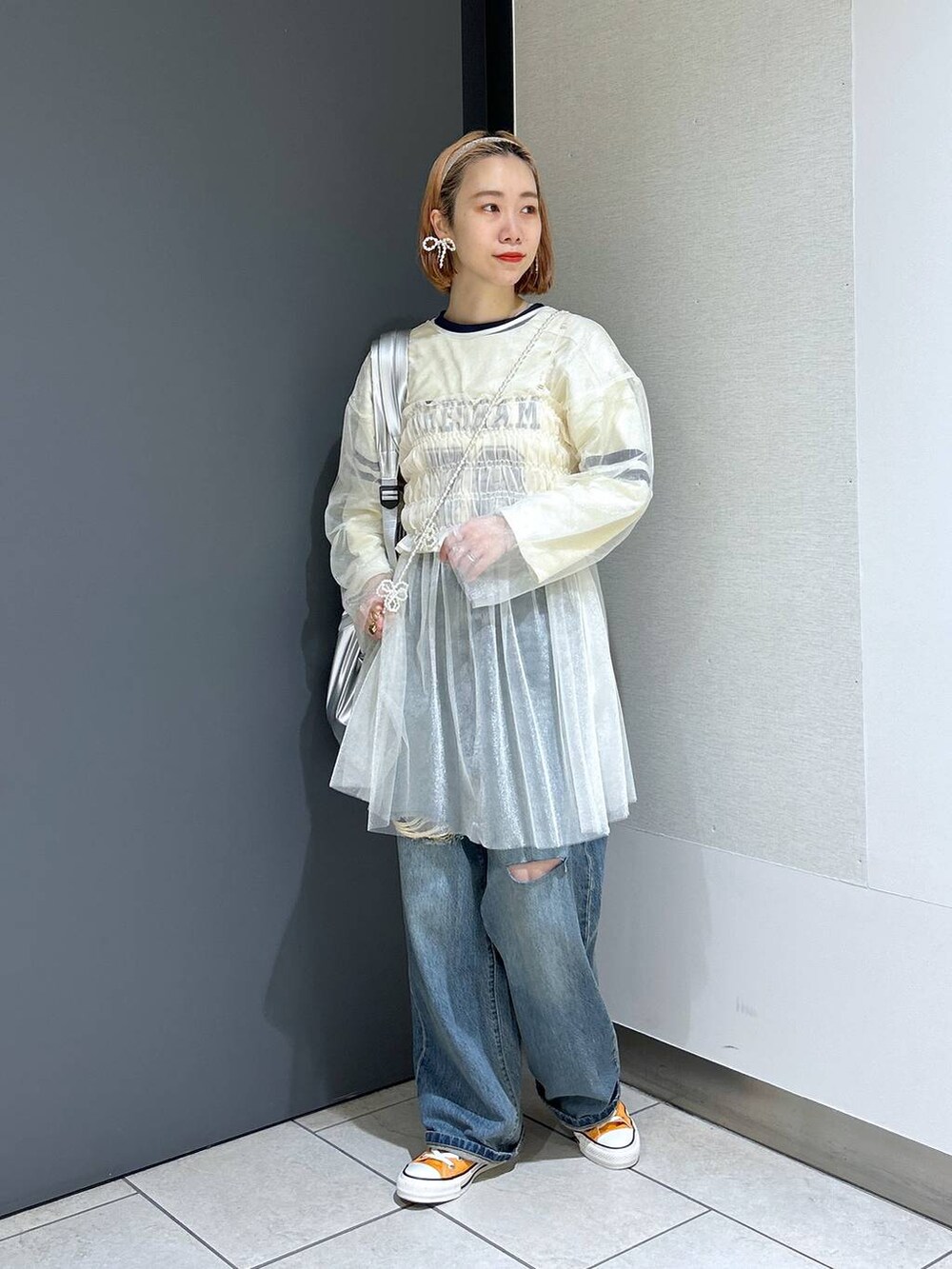 「女子ウケ、個性派、差し色コーデ、ママコーデ、春コーデ、ローリーズスタイル_LOWRYS FARM、公認インフルエンサー_LOWRYS FARM、大人女子カジュアル_LOWRYS FARM、カジュアル、メガネ、LOWRYS FARM、着痩せ・細見え」｜「LOWRYS FARMのナンバリングTシャツ 107459（Tシャツ/カットソー、ベージュ系）」を使った、milkさん（レディース・160cm）の春コーディネートの6枚目の写真