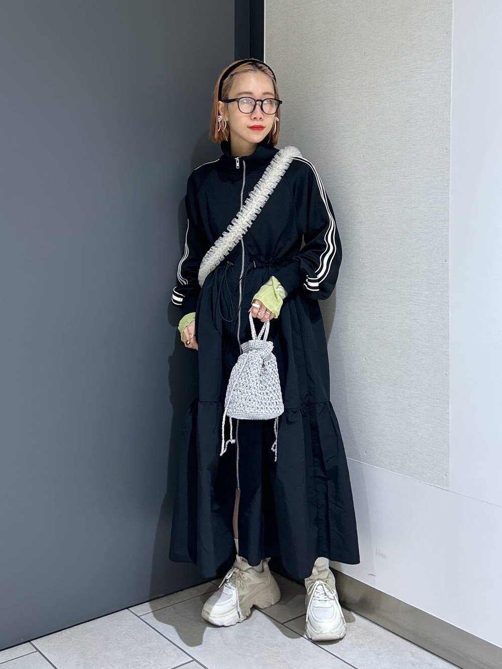 「ワンピース、スニーカー、女子ウケ、個性派、差し色コーデ、ママコーデ、春コーデ、ローリーズスタイル_LOWRYS FARM、公認インフルエンサー_LOWRYS FARM、大人女子カジュアル_LOWRYS FARM、カジュアル、メガネ、LOWRYS FARM、着痩せ・細見え」|「LOWRYS FARMの曇り止め付メガネ 952570(メガネ、その他)」を使った、milkさん(レディース・160cm)の春コーディネートの7枚目の写真