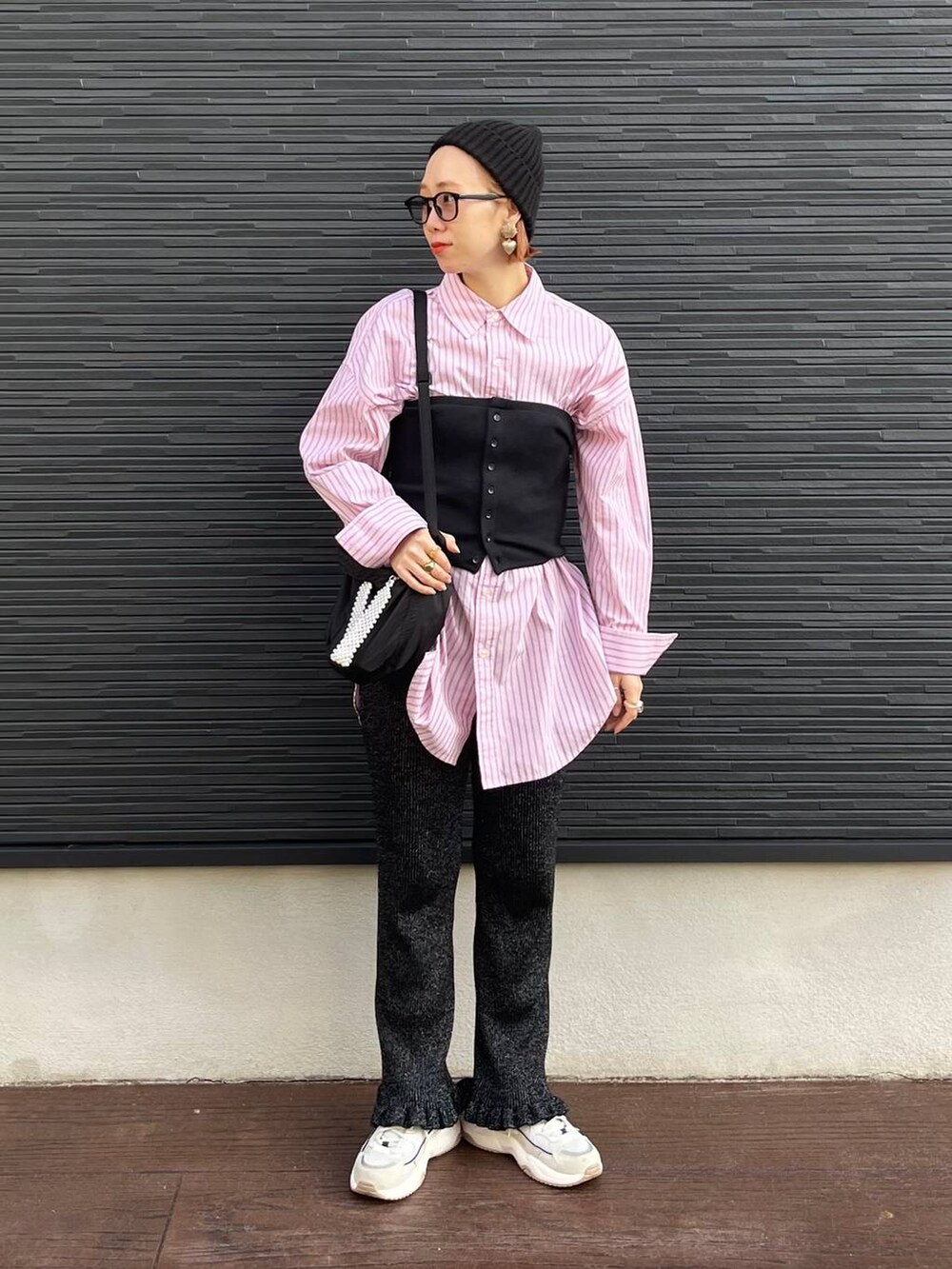 ブラック系のショルダーバッグ、ブラック系のベスト、ブラック系のその他パンツを着用したレディースの秋コーディネートの10枚目の写真