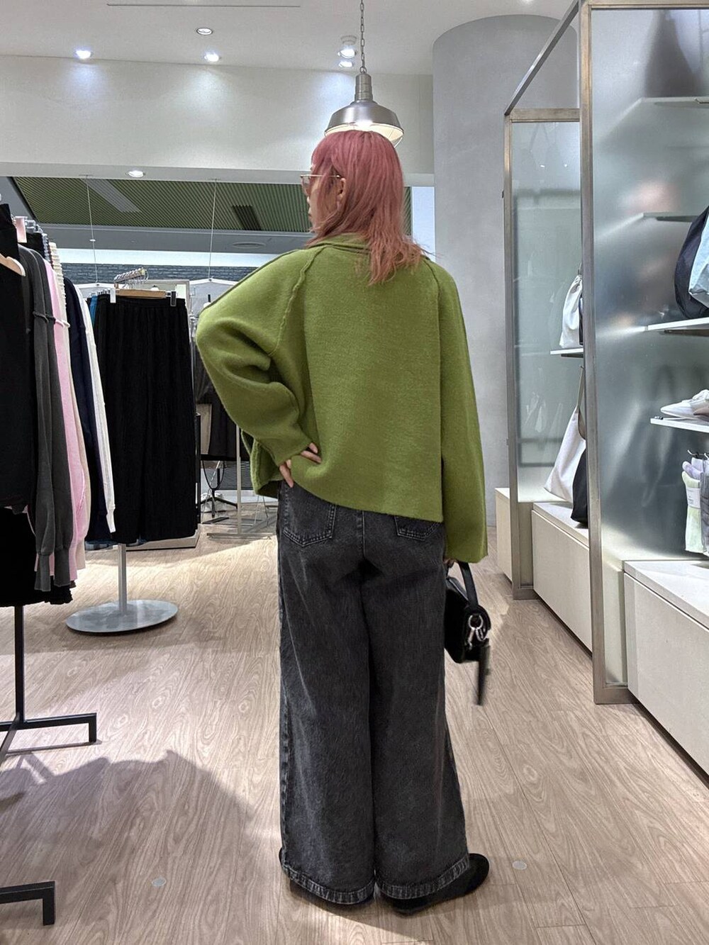 「女子ウケ、個性派、ママコーデ、冬コーデ、ローリーズスタイル_LOWRYS FARM、公認インフルエンサー_LOWRYS FARM、大人女子カジュアル_LOWRYS FARM、カジュアル、メガネ、LOWRYS FARM、着痩せ・細見え、秋冬新作、アウター、ニット、カーディガン」｜「LOWRYS FARMのＣＯＮＥデニムサロペット 247262（サロペット/オーバーオール、ブラック系）」を使った、milkさん（レディース・160cm）の冬コーディネートの4枚目の写真