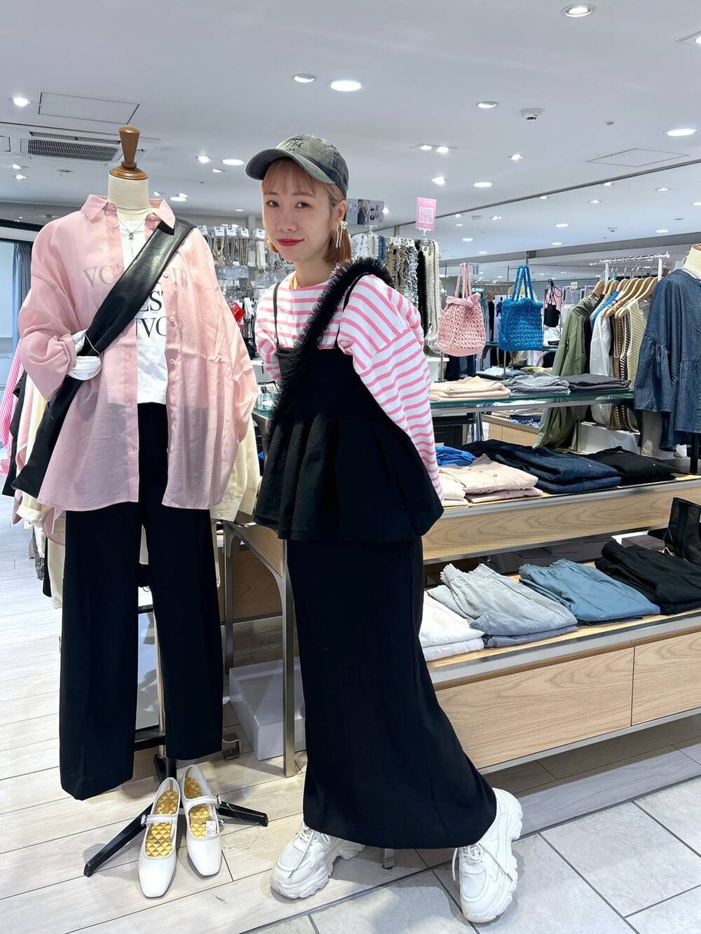 「キャミワンピース、キャミソール、ワンピース、キャップ、スニーカー、女子ウケ、個性派、差し色コーデ、ママコーデ、春コーデ、ローリーズスタイル_LOWRYS FARM、公認インフルエンサー_LOWRYS FARM、大人女子カジュアル_LOWRYS FARM、カジュアル、メガネ」｜「LOWRYS FARMのウォッシュドＣＡＰＮＥＷＥＲＡ　102577（キャップ、ブラック系）」を使った、milkさん（レディース・160cm）の春コーディネートの7枚目の写真