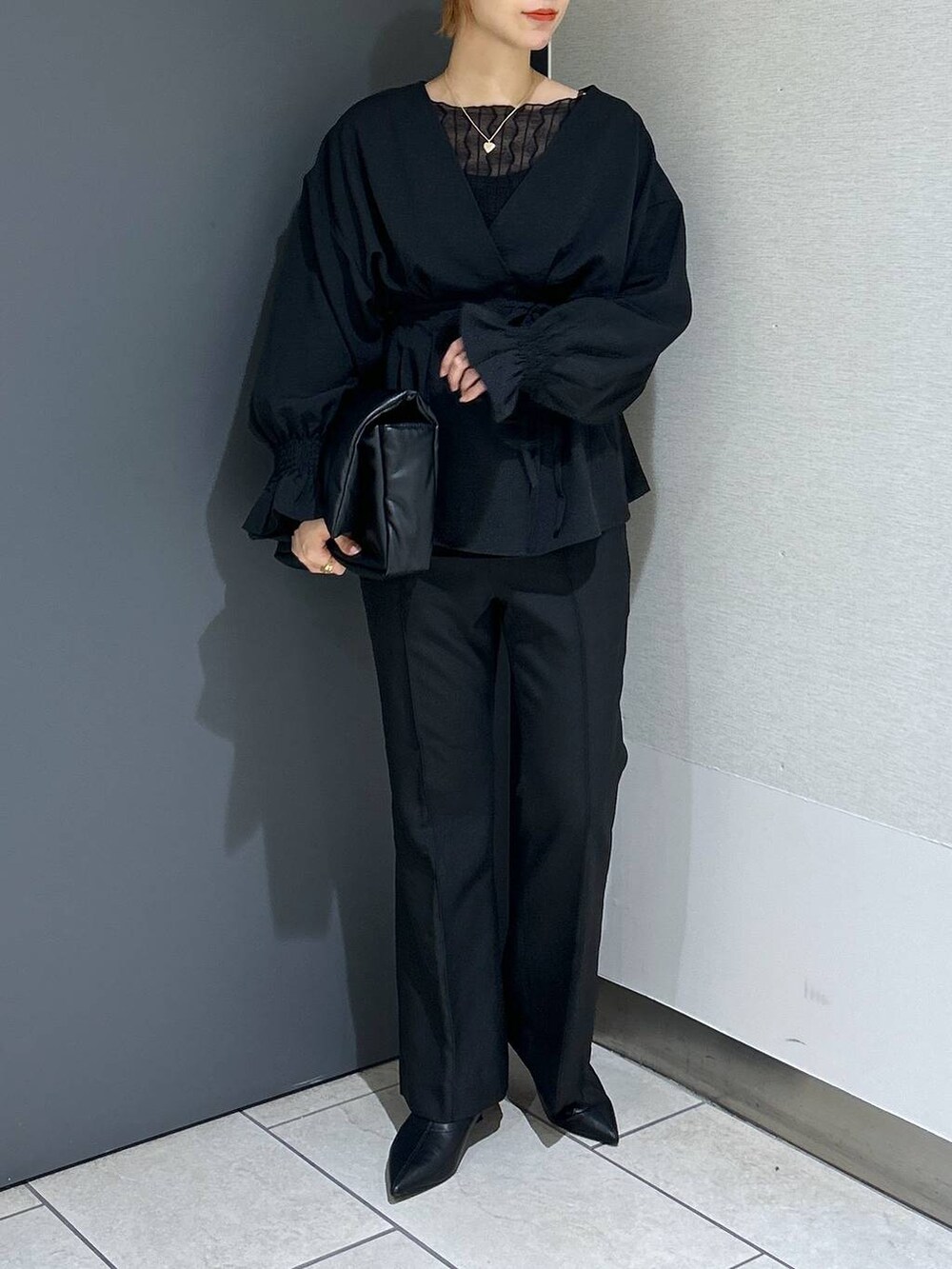 ブラック系のキャミソール、ブラック系のTシャツ/カットソー、ブラック系のシャツ/ブラウスを着用したレディースの秋コーディネートの7枚目の写真