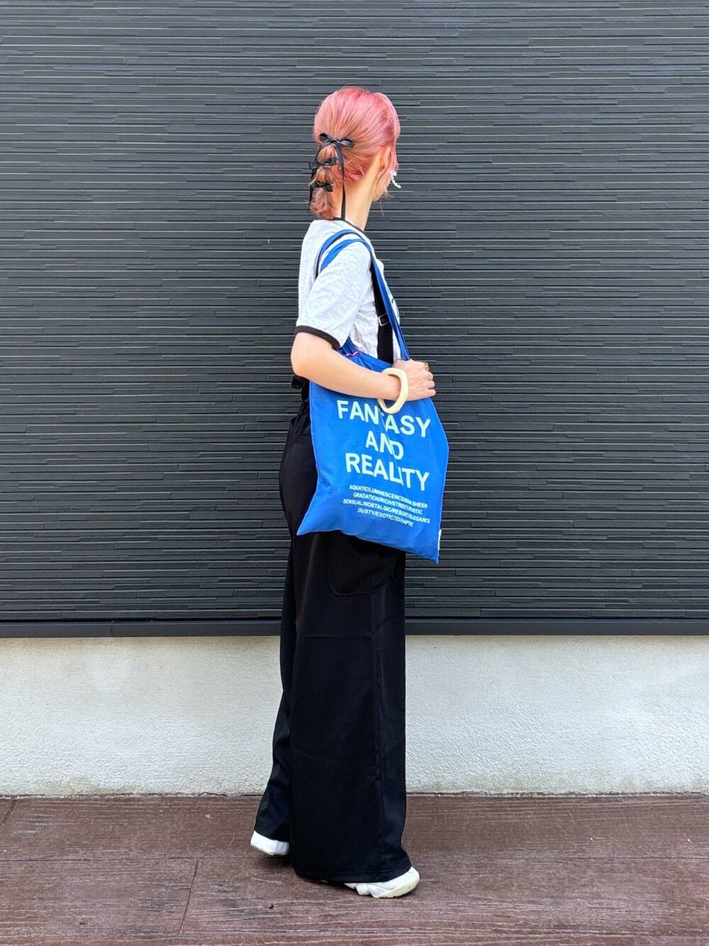 グレー系のTシャツ/カットソー、ブラック系のワンピース、ブラック系のバレッタ/ヘアクリップを着用したレディースの夏コーディネートの7枚目の写真