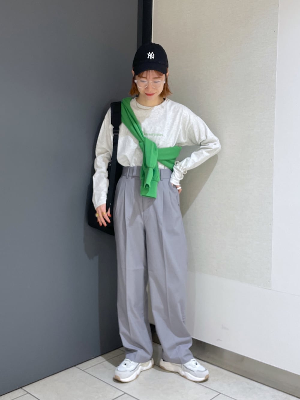 グレー系のTシャツ/カットソー、グリーン系のカーディガン/ボレロ、グレー系のその他パンツを着用したレディースの春コーディネートの6枚目の写真