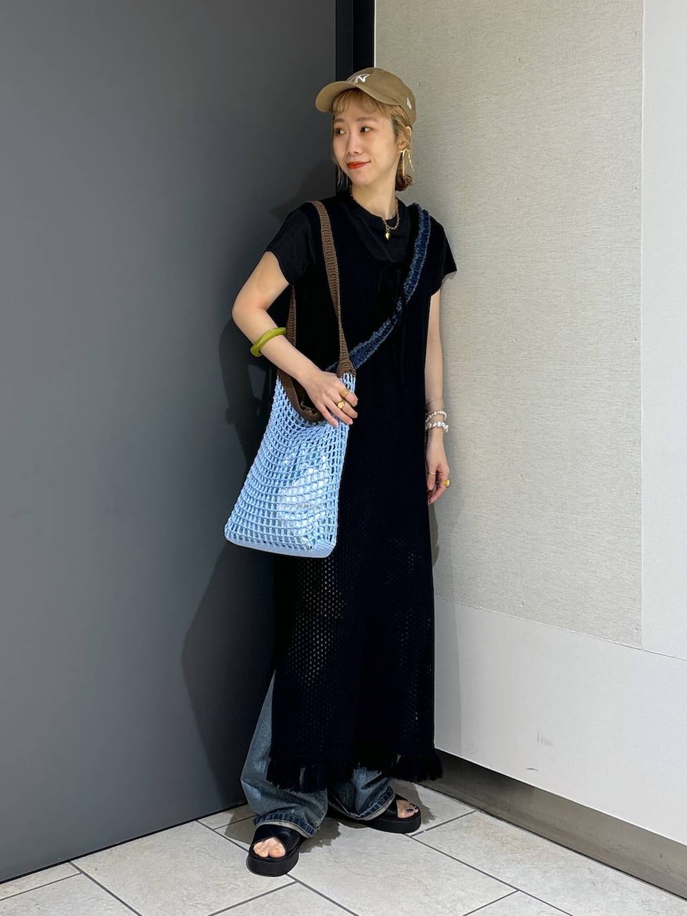 「着痩せ・細見え、女子ウケ、個性派、差し色コーデ、ママコーデ、春コーデ、ローリーズスタイル_LOWRYS FARM、公認インフルエンサー_LOWRYS FARM、大人女子カジュアル_LOWRYS FARM、カジュアル、メガネ、LOWRYS FARM、サンダル、ワンピース、デニムパンツ」|「LOWRYS FARMのキンチャクツキメッシュトート 102170(ショルダーバッグ、ブルー系)」を使った、milkさん(レディース・160cm)の夏コーディネートの2枚目の写真