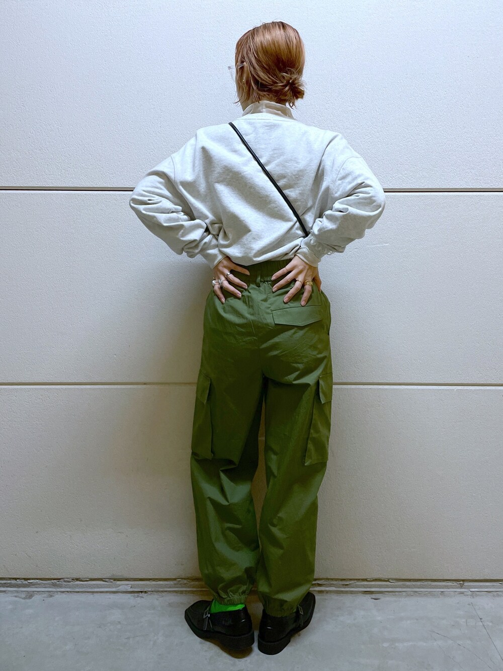 グリーン系のその他パンツ、グレー系のスウェット、ホワイト系のトップスを着用したレディースの秋コーディネートの4枚目の写真