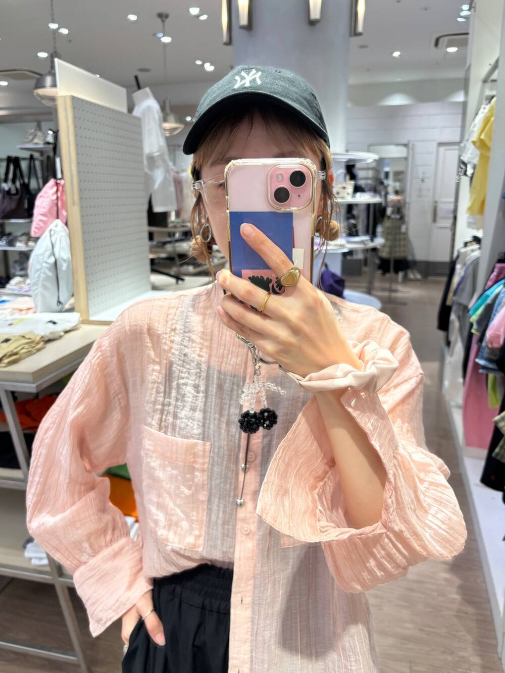 ブラック系のTシャツ/カットソー、ピンク系のシャツ/ブラウス、ホワイト系のバックパック/リュックを着用したレディースの春コーディネートの8枚目の写真