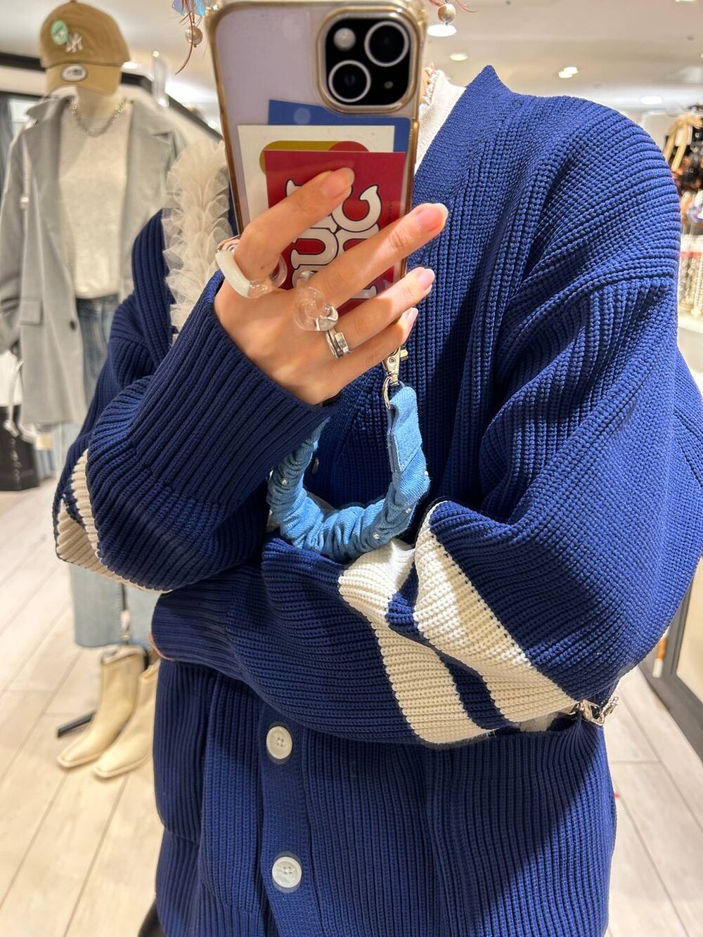 「ママコーデ、大人女子カジュアル_LOWRYS FARM、カジュアル、ロングスカート、スカート、ニット、カーディガン、ロンT、キャップ、スニーカー、モバイルグッズ_Me%、Me%、女子ウケ、個性派、差し色コーデ」|「LOWRYS FARMのウォッシュドCAPNEWERA 102577(キャップ、ブラック系)」を使った、milkさん(レディース・160cm)の冬コーディネートの7枚目の写真