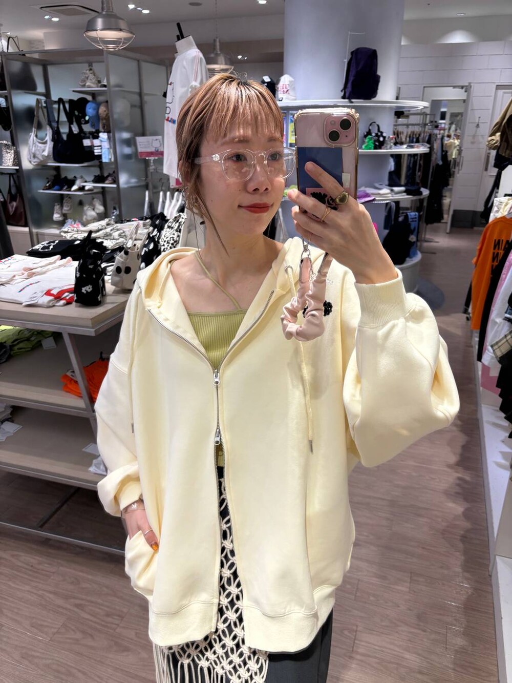 グレー系のスニーカー、グレー系のその他パンツ、イエロー系のキャミソールを着用したレディースの春コーディネートの3枚目の写真