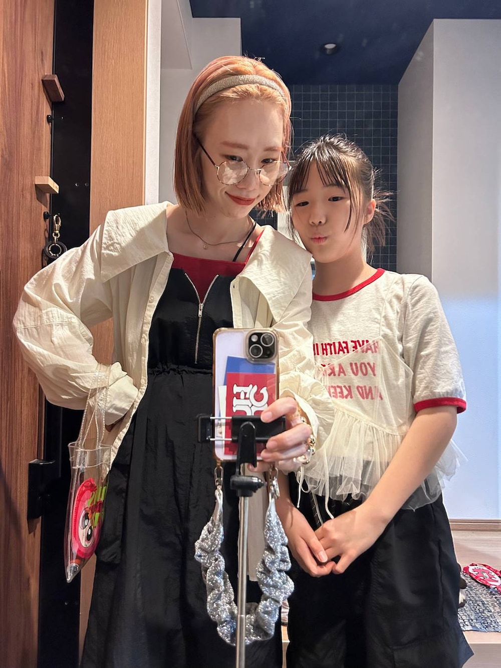「ママコーデ、メガネ、着痩せ・細見え、女子ウケ、個性派、差し色コーデ、春コーデ、ローリーズスタイル_LOWRYS FARM、公認インフルエンサー_LOWRYS FARM、大人女子カジュアル_LOWRYS FARM、カジュアル、LOWRYS FARM、Tシャツ、キャミソール」|「LOWRYS FARMの2WAYポケジャンスカ 102177(ワンピース、ブラック系)」を使った、milkさん(レディース・160cm)の春コーディネートの8枚目の写真