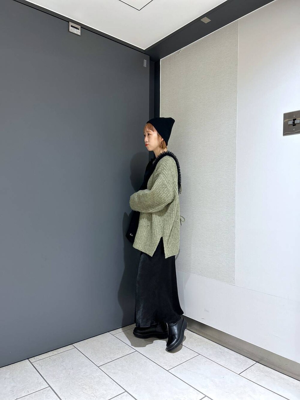 「女子ウケ、個性派、差し色コーデ、ママコーデ、冬コーデ、ローリーズスタイル_LOWRYS FARM、公認インフルエンサー_LOWRYS FARM、大人女子カジュアル_LOWRYS FARM、カジュアル、メガネ、LOWRYS FARM、着痩せ・細見え、ニット、ニット帽、カーディガン」｜「LOWRYS FARMのステンレス＊ネックレス　349527（ネックレス、その他）」を使った、milkさん（レディース・160cm）の冬コーディネートの3枚目の写真