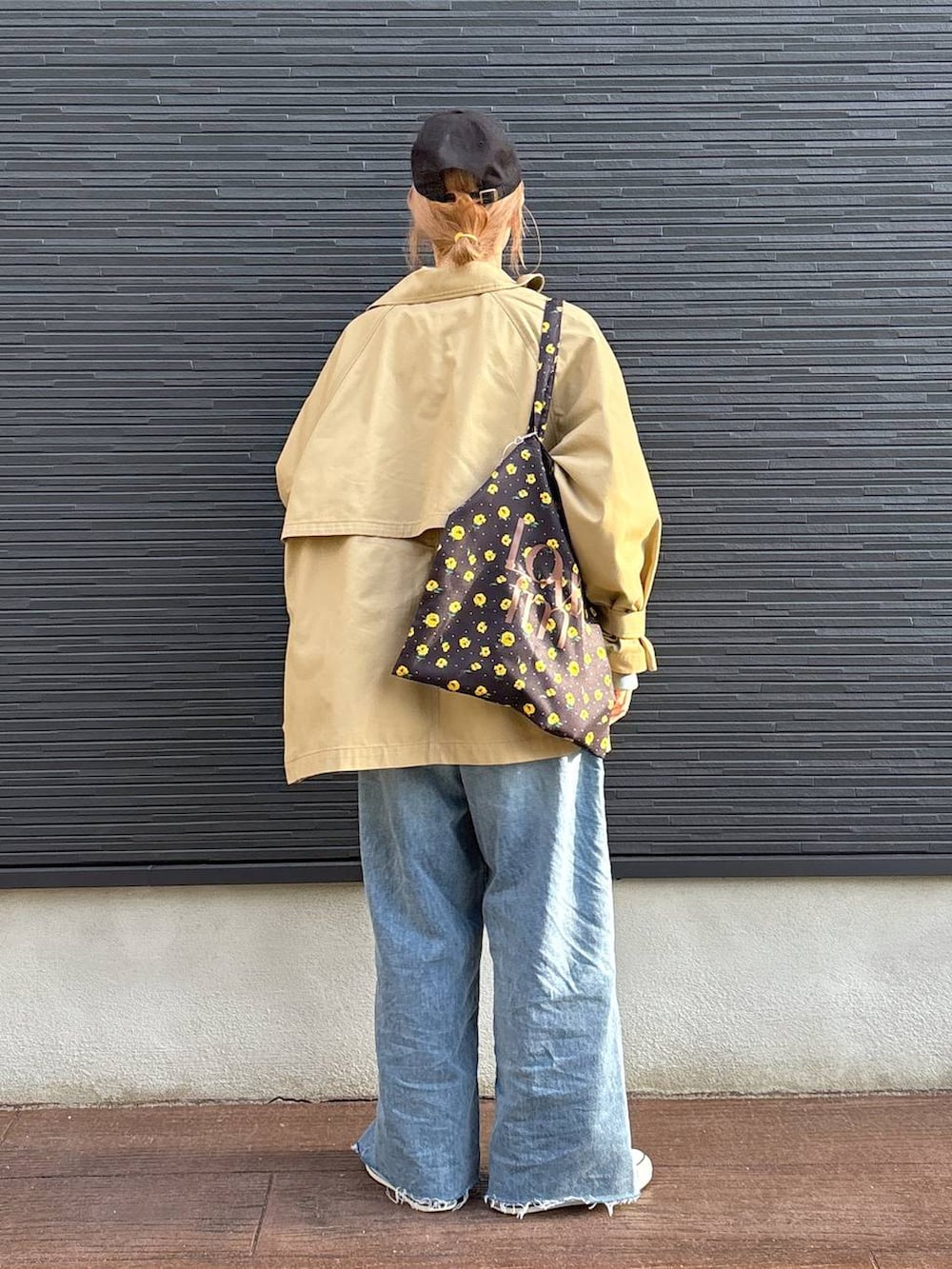 ブラウン系のトレンチコート、ブルー系のデニムパンツ、その他のネックレスを着用したレディースの春コーディネートの8枚目の写真