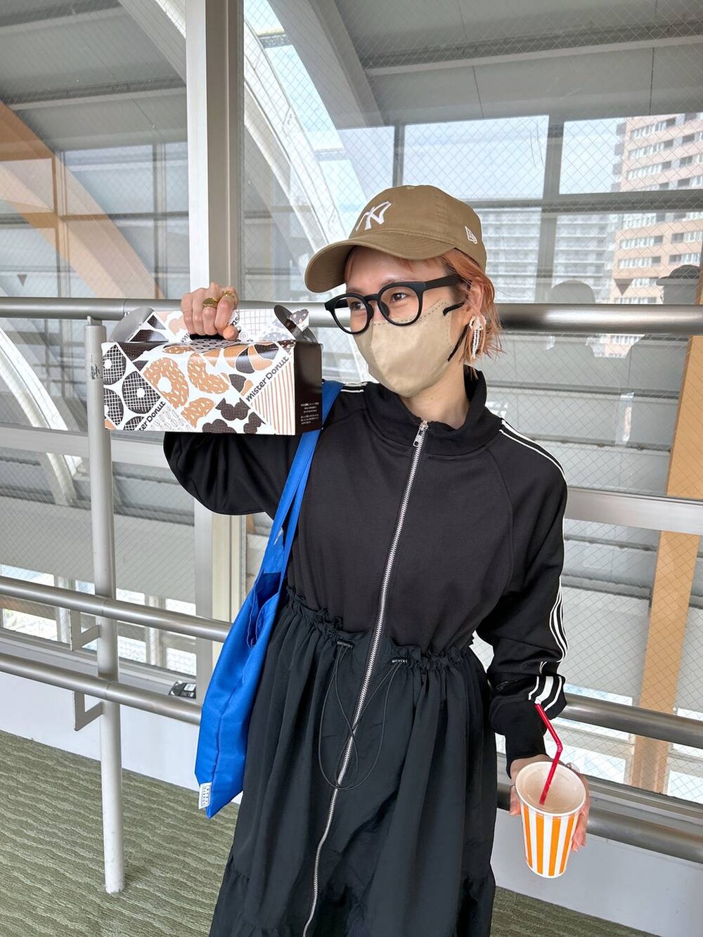 ブラック系のワンピース、ホワイト系のピアス(両耳用)を着用したレディースの春コーディネートの8枚目の写真