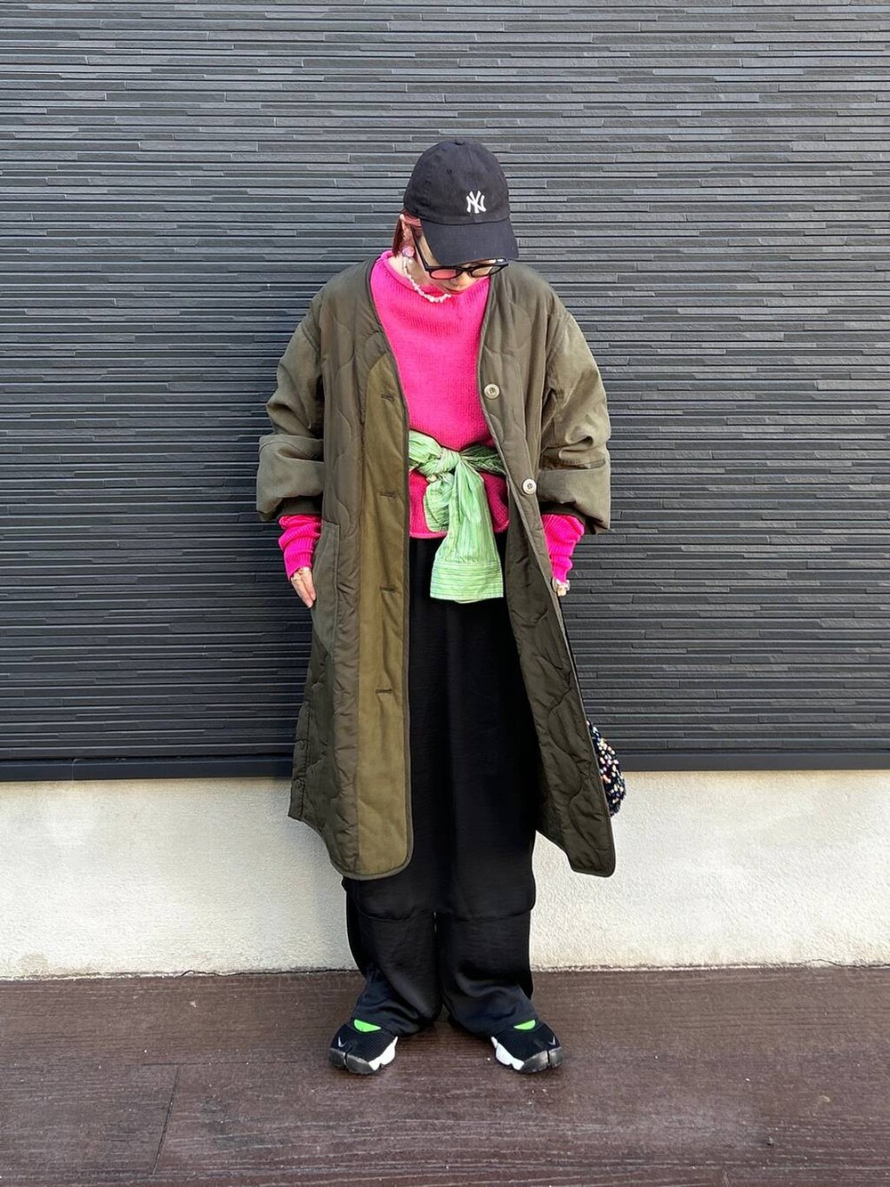 ブルー系のショルダーバッグ、ブラック系のスカート、ブラック系のキャップを着用したレディースの冬コーディネートの6枚目の写真