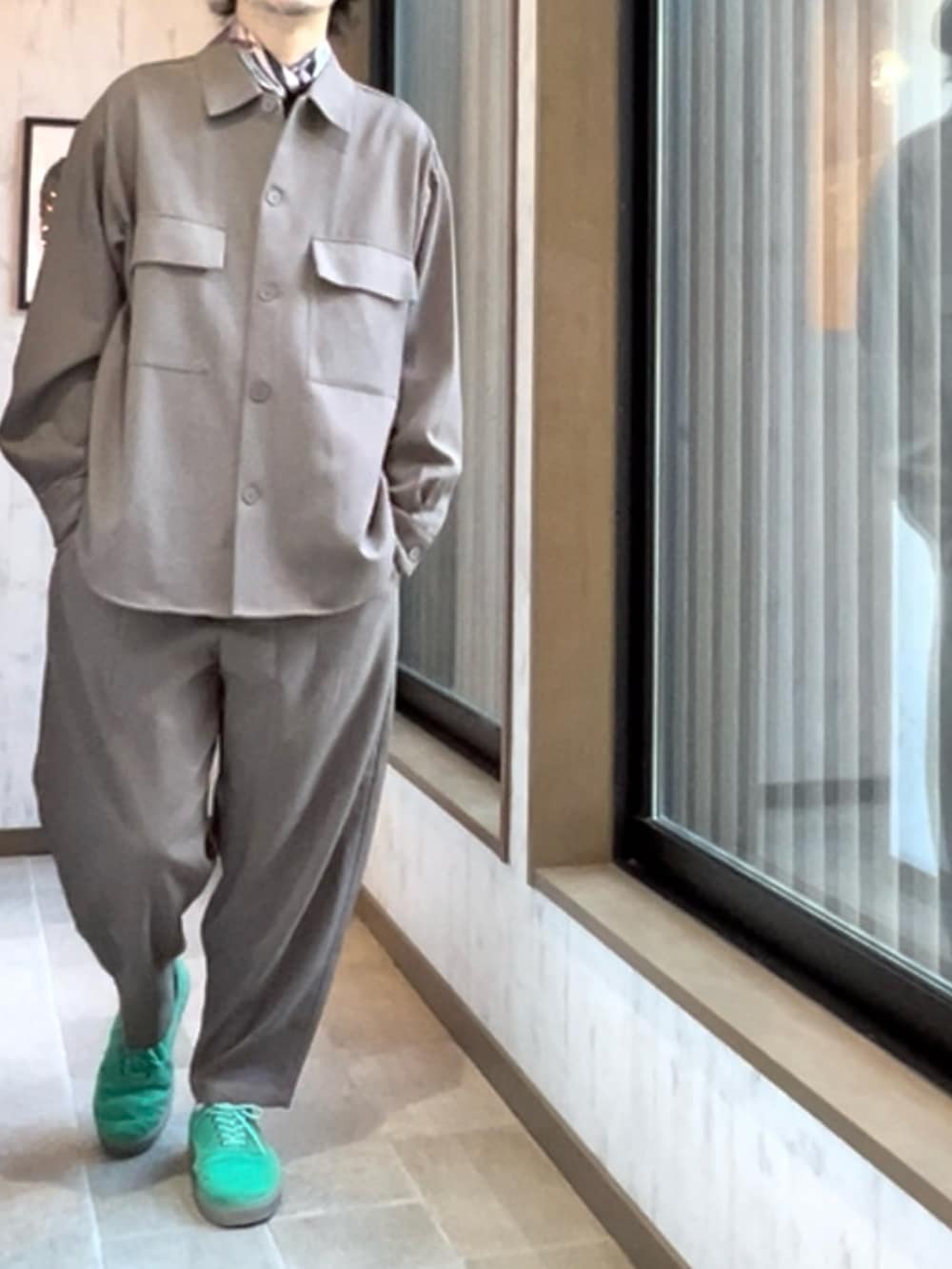 グリーン系のドレスシューズ、ベージュ系のパンツ、ベージュ系のジャケット/アウターを着用したメンズの秋コーディネートの2枚目の写真