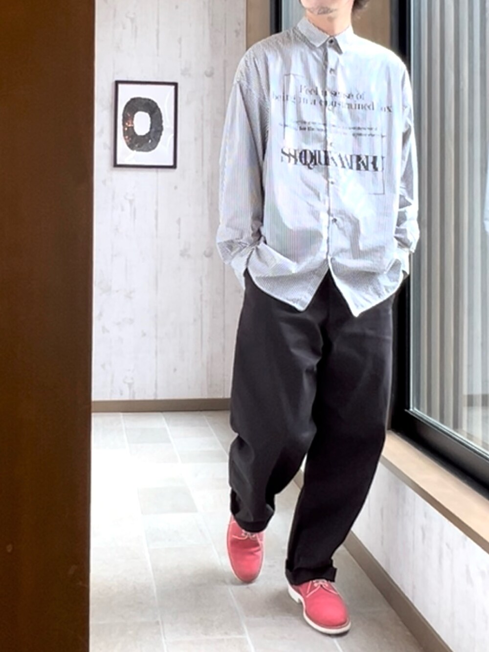 ピンク系のシューズ、ブラック系のチノパンツ、グレー系のシャツ/ブラウスを着用したメンズの秋コーディネートの2枚目の写真