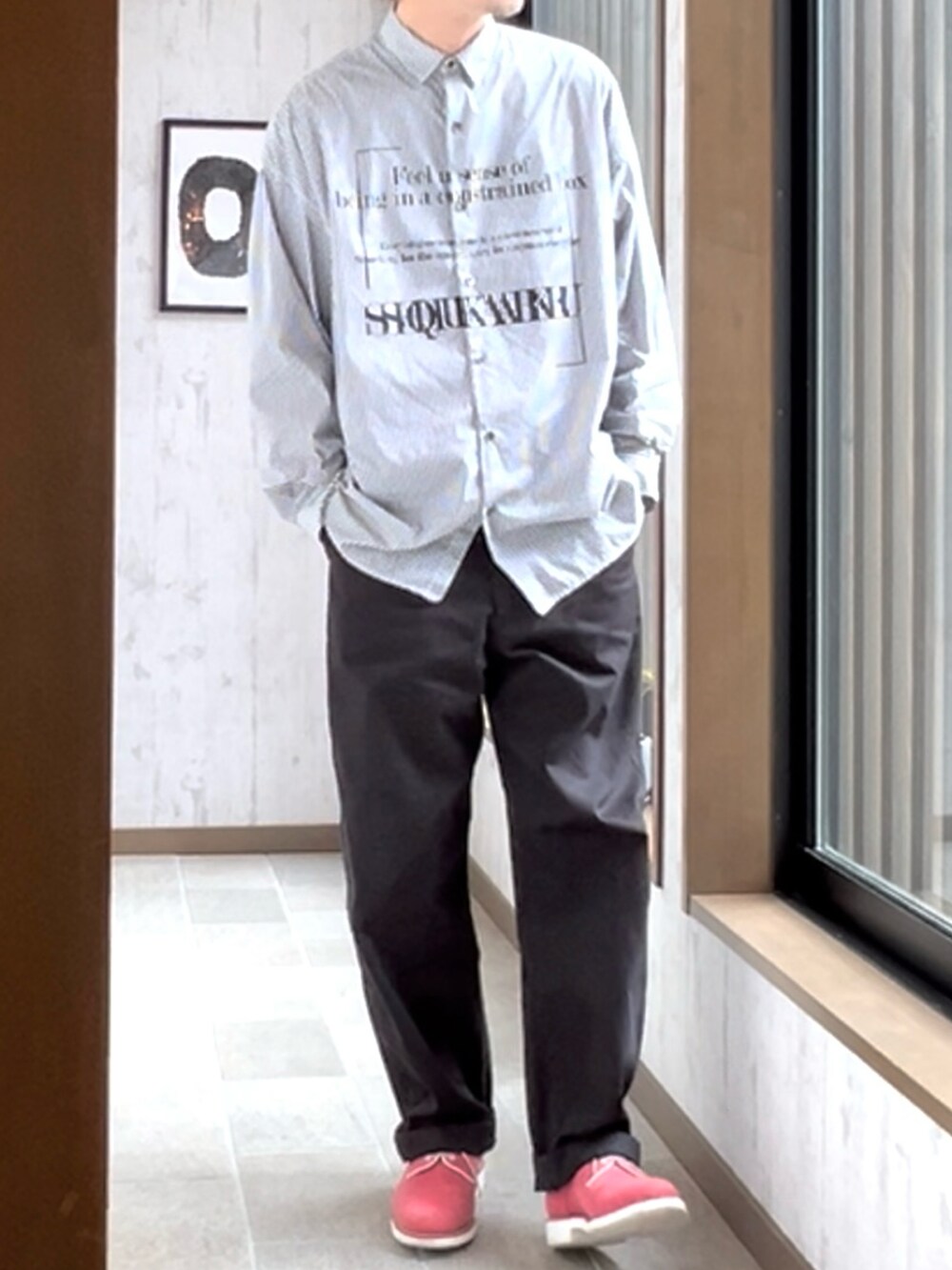 ピンク系のシューズ、ブラック系のチノパンツ、グレー系のシャツ/ブラウスを着用したメンズの秋コーディネートの3枚目の写真