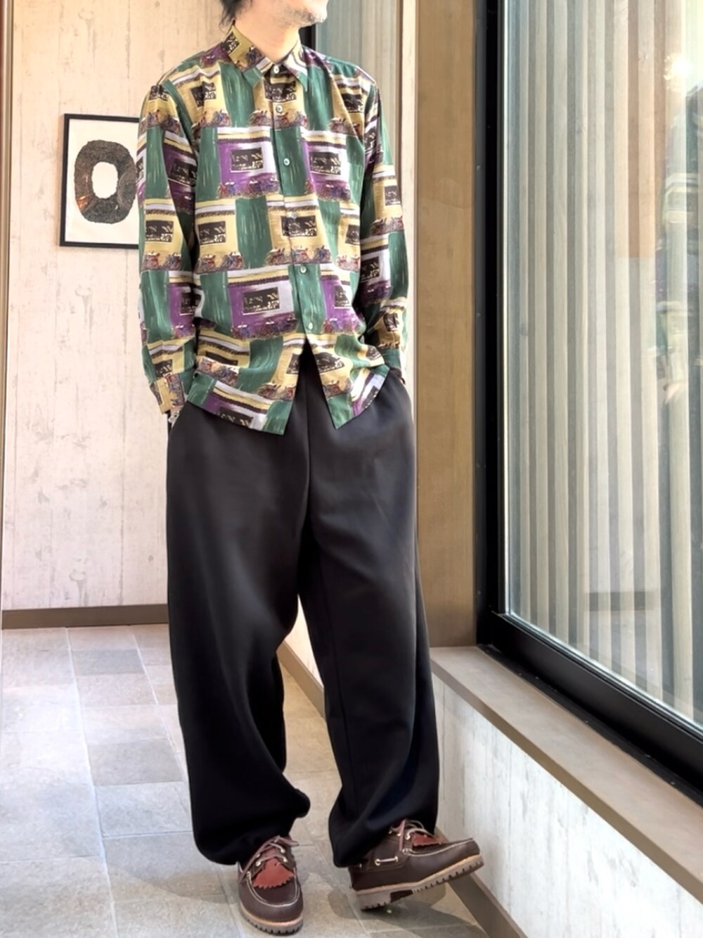 ブラウン系のブーツ、ブラック系のスウェットパンツ、グリーン系のシャツ/ブラウスを着用したメンズの秋コーディネートの2枚目の写真