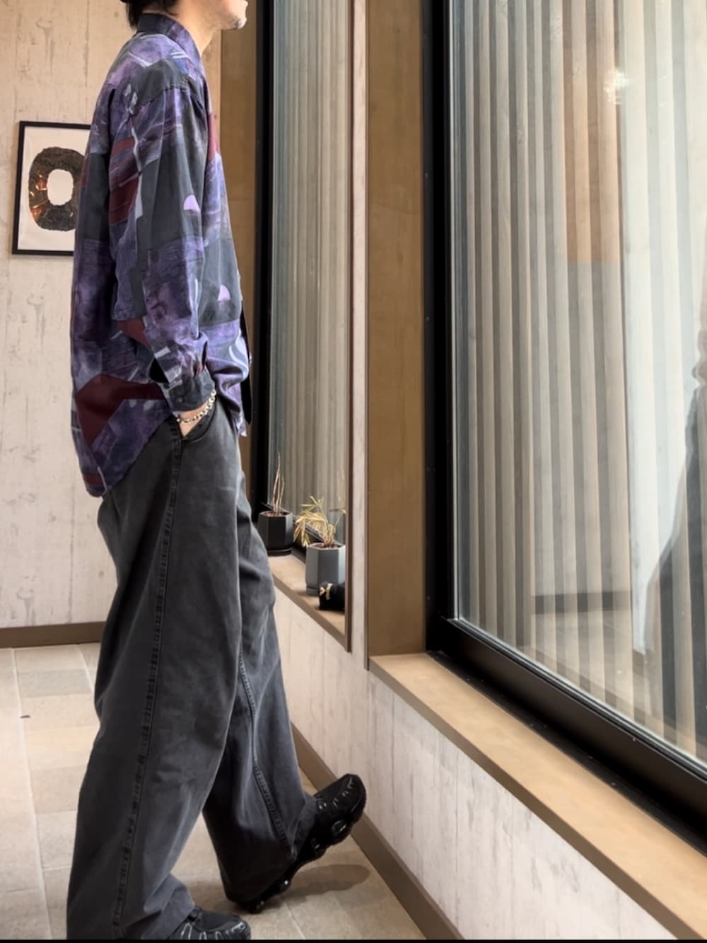 ブラック系のスニーカー、グレー系のデニムパンツ、パープル系のシャツ/ブラウスを着用したメンズの秋コーディネートの2枚目の写真