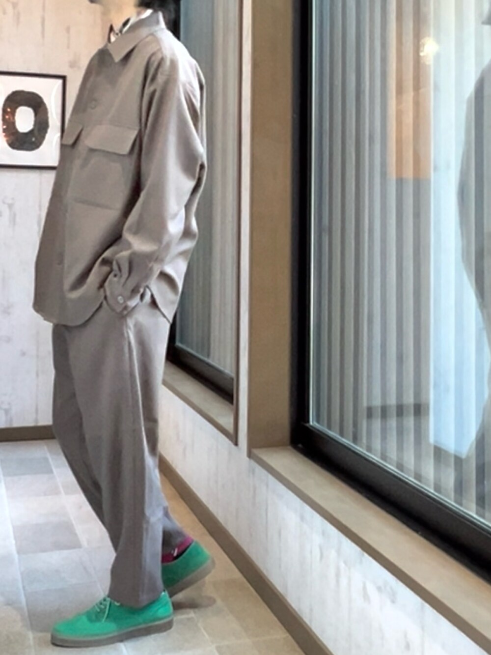 グリーン系のドレスシューズ、ベージュ系のパンツ、ベージュ系のジャケット/アウターを着用したメンズの秋コーディネートの3枚目の写真